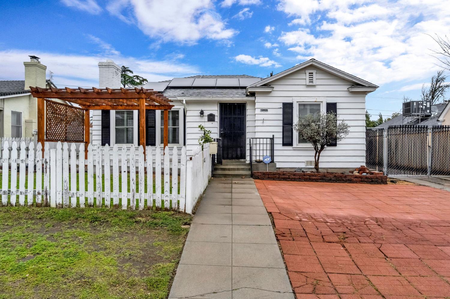 215 E Clinton Ave, Fresno, CA, 93704