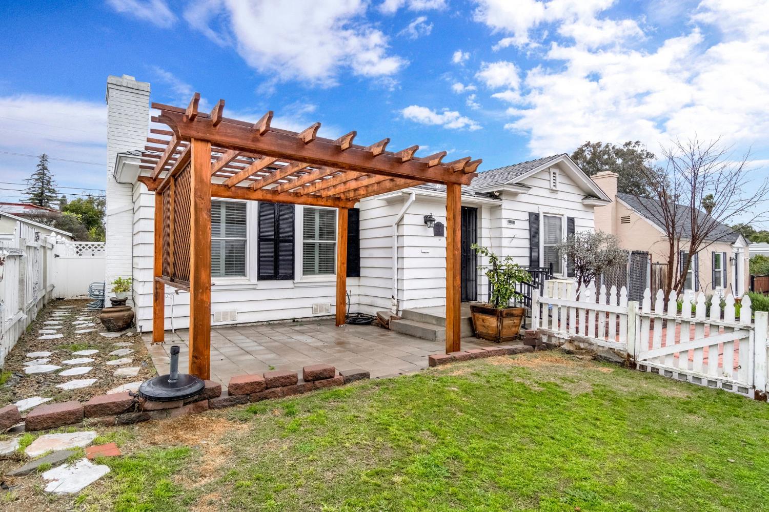 215 E Clinton Ave, Fresno, CA, 93704