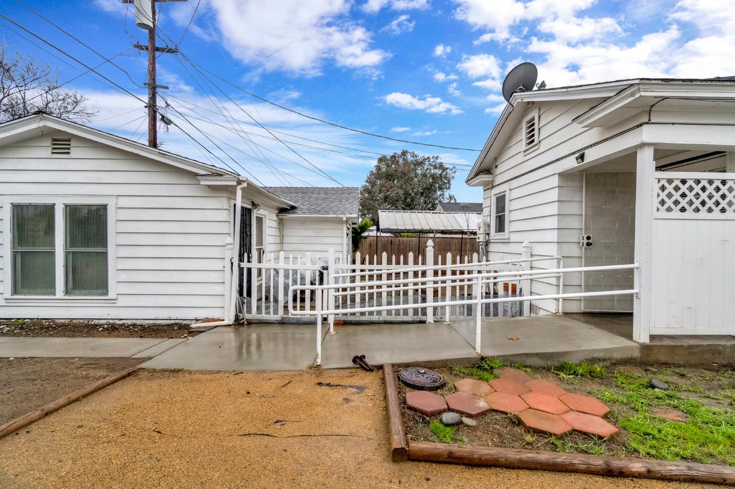 215 E Clinton Ave, Fresno, CA, 93704