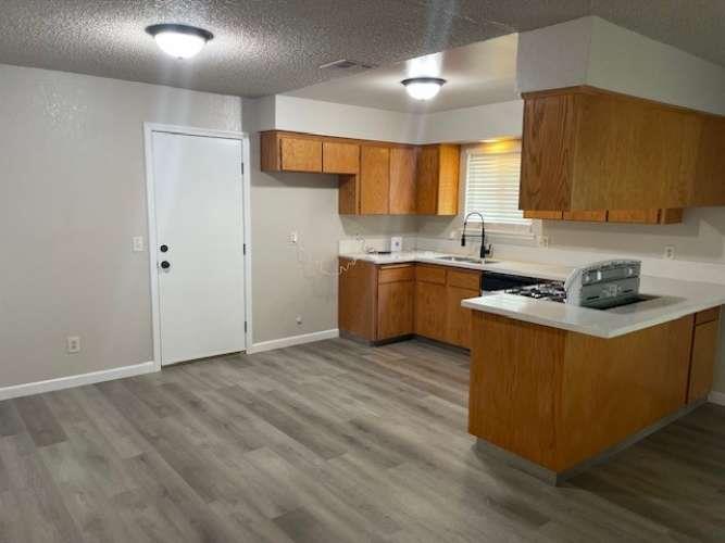 Single Family in Sanger - photo 3