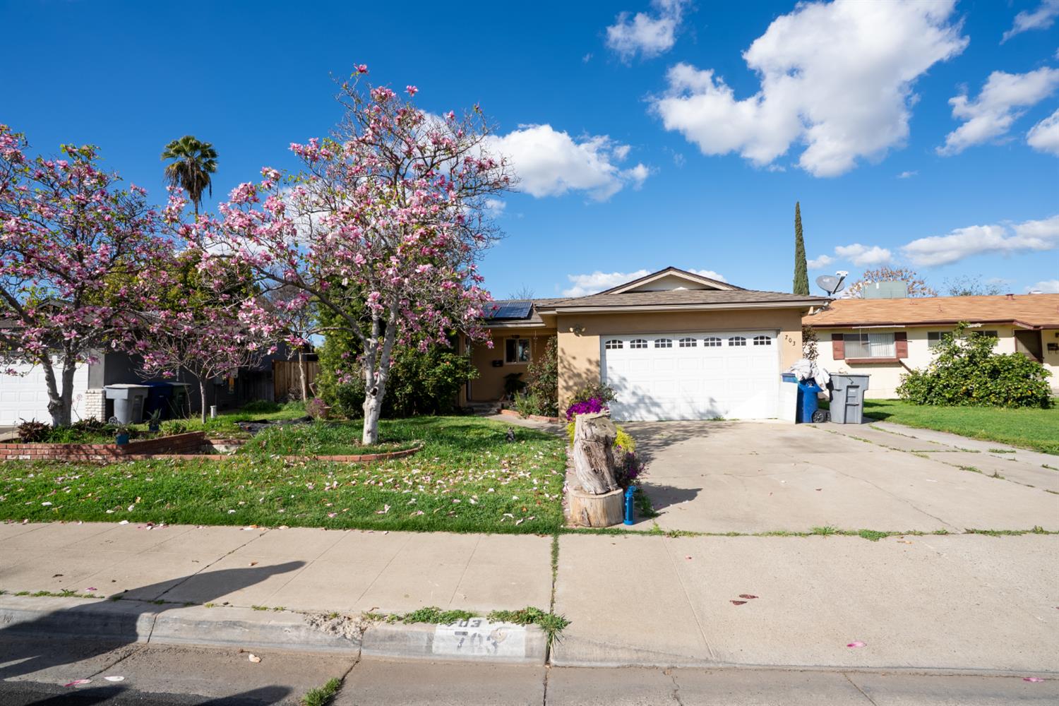 703 W Holland, Clovis, CA, 93612
