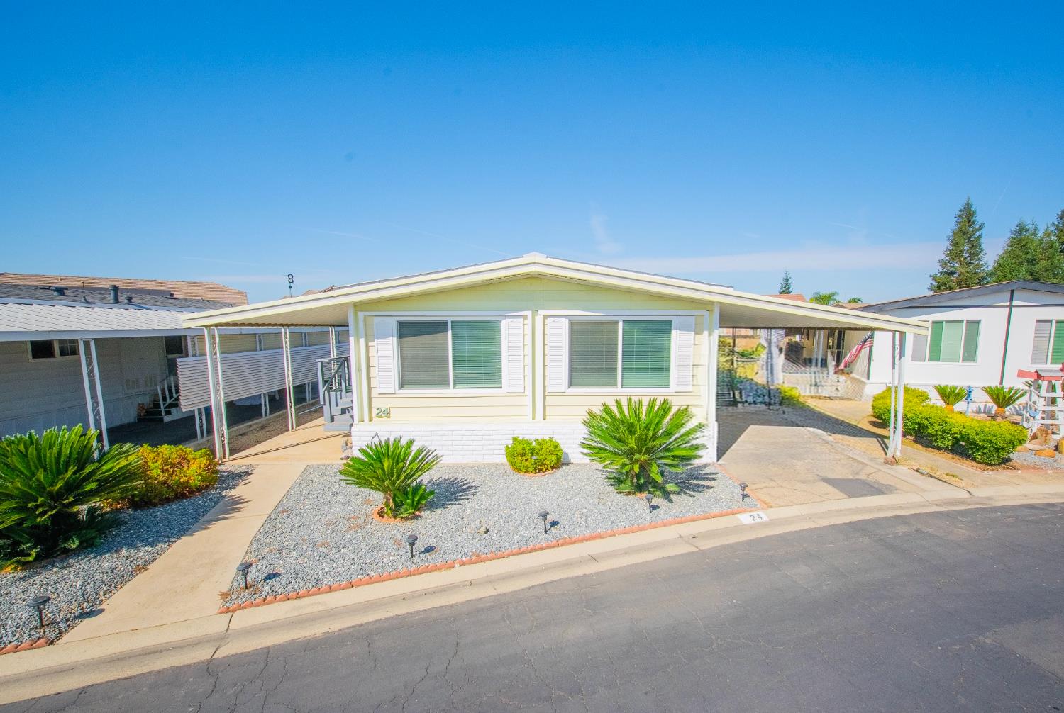 Mobile Home in Sanger - photo 2