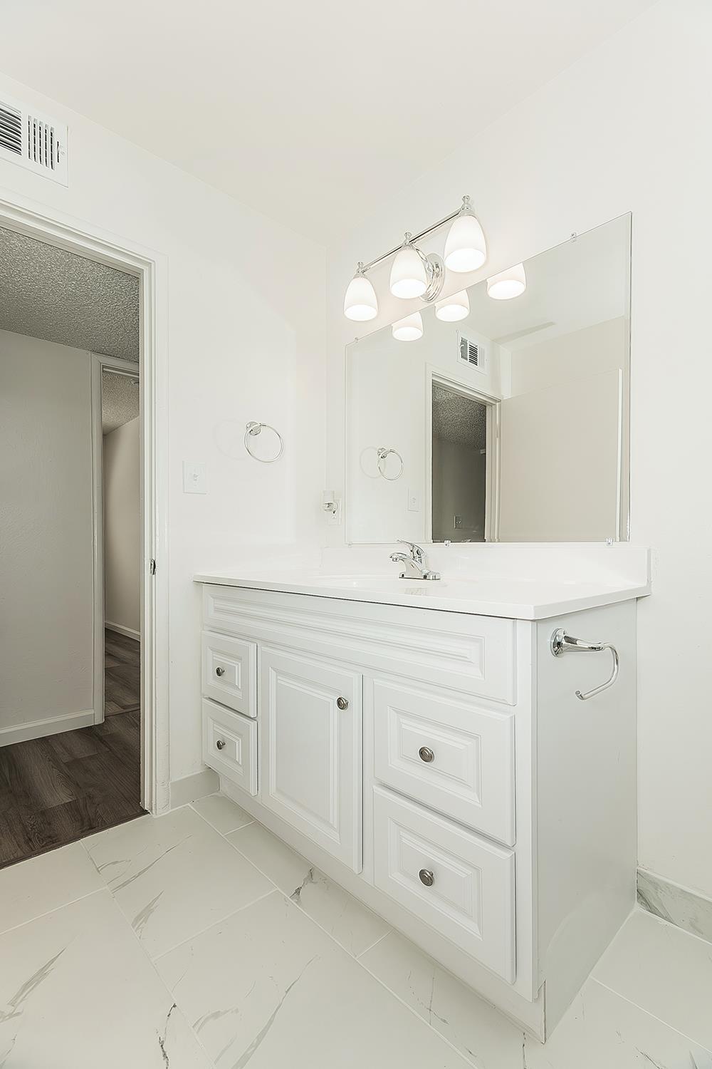 916 W Holland Avenue, Clovis, CA, 93612