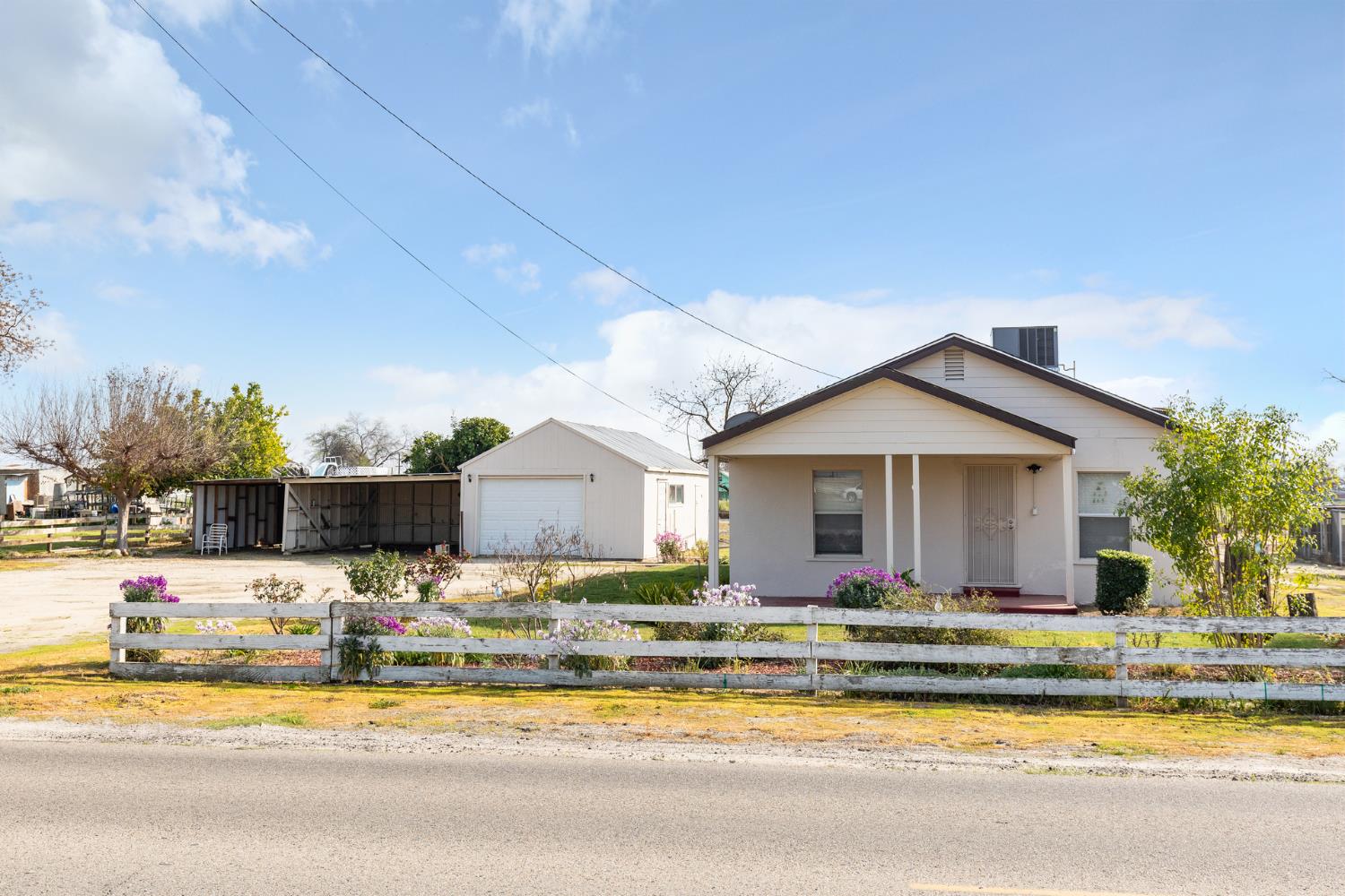 Single Family in Selma - photo 2