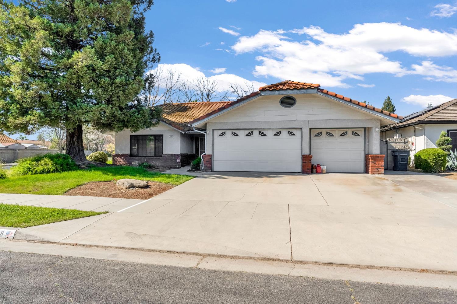 908 Suburban Avenue, Madera, CA, 93637