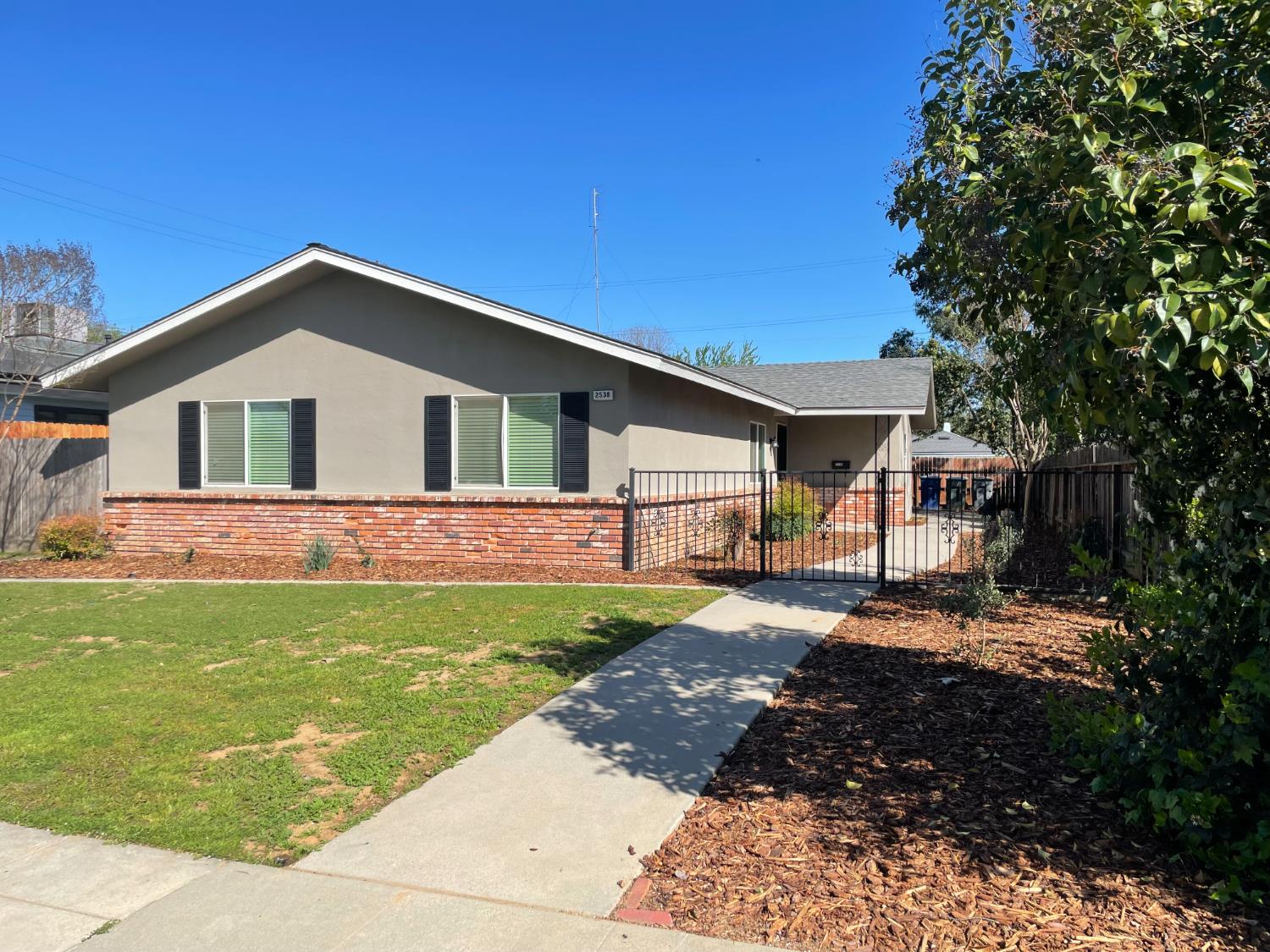 980 Redwood Street, Parlier, CA, 93648