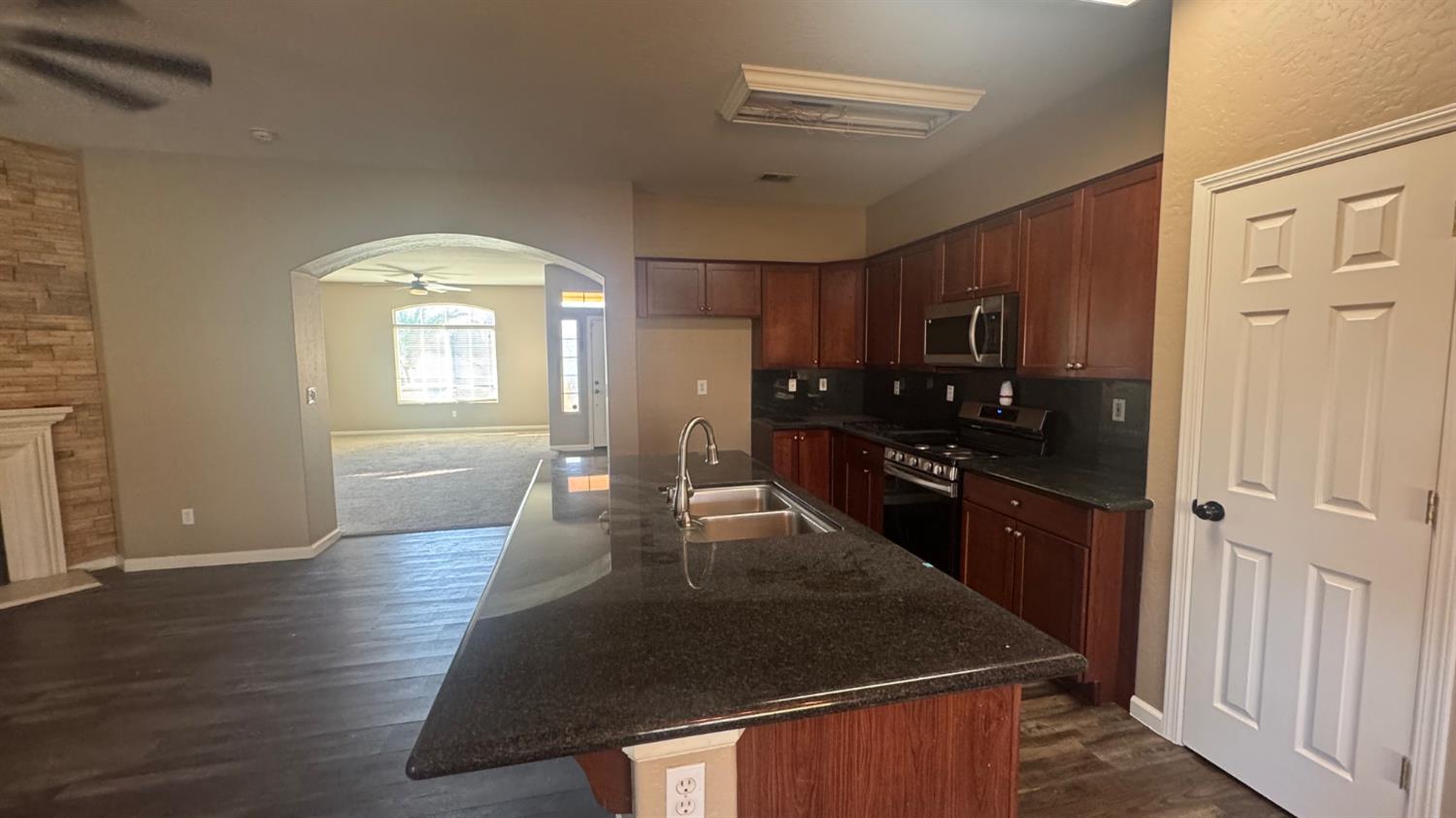 1936 W Heather Lane, Hanford, CA, 93230