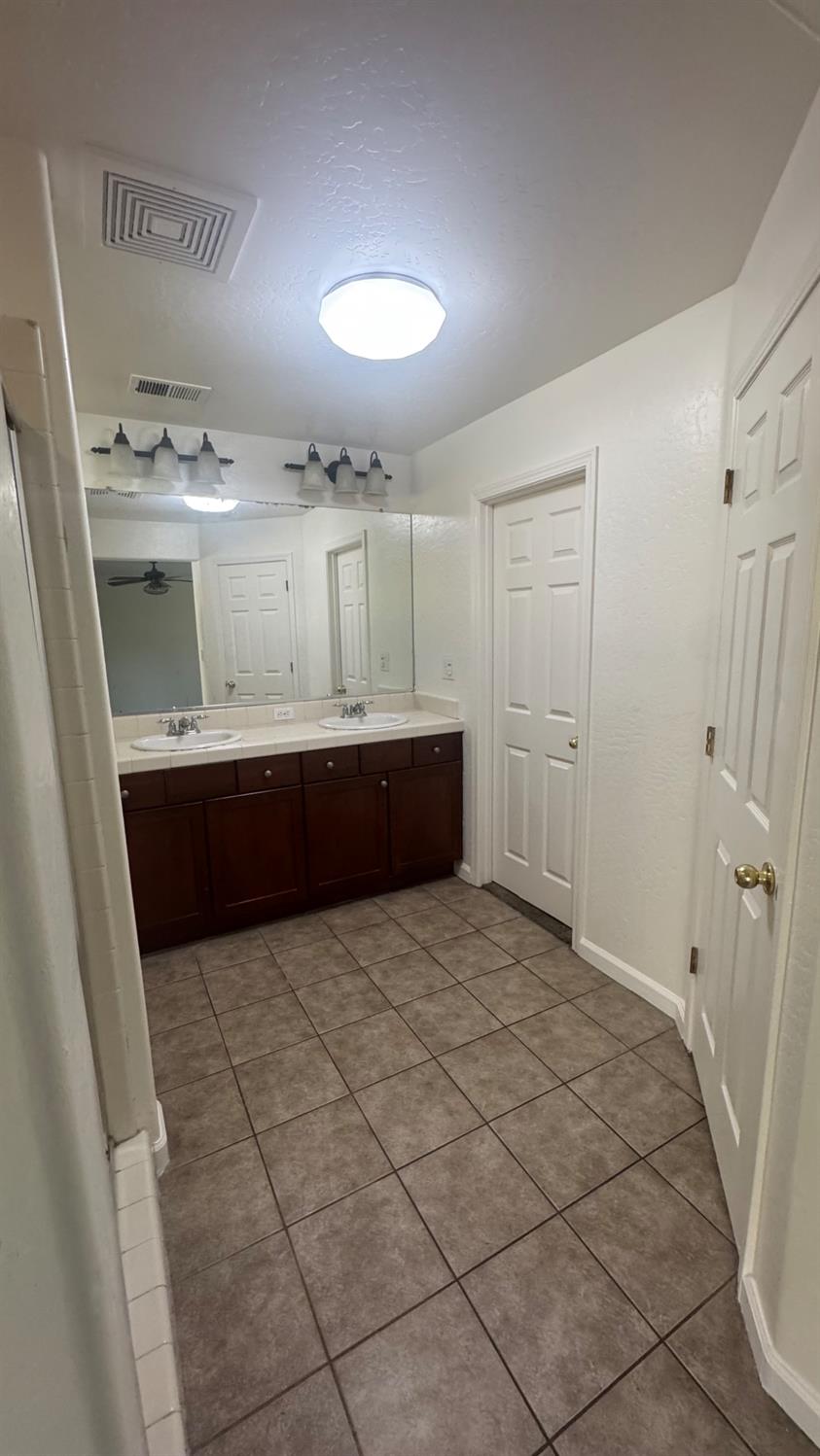 1936 W Heather Lane, Hanford, CA, 93230