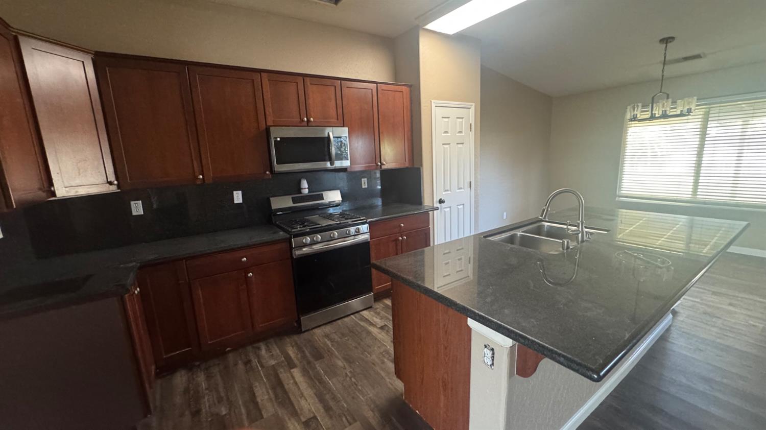 1936 W Heather Lane, Hanford, CA, 93230