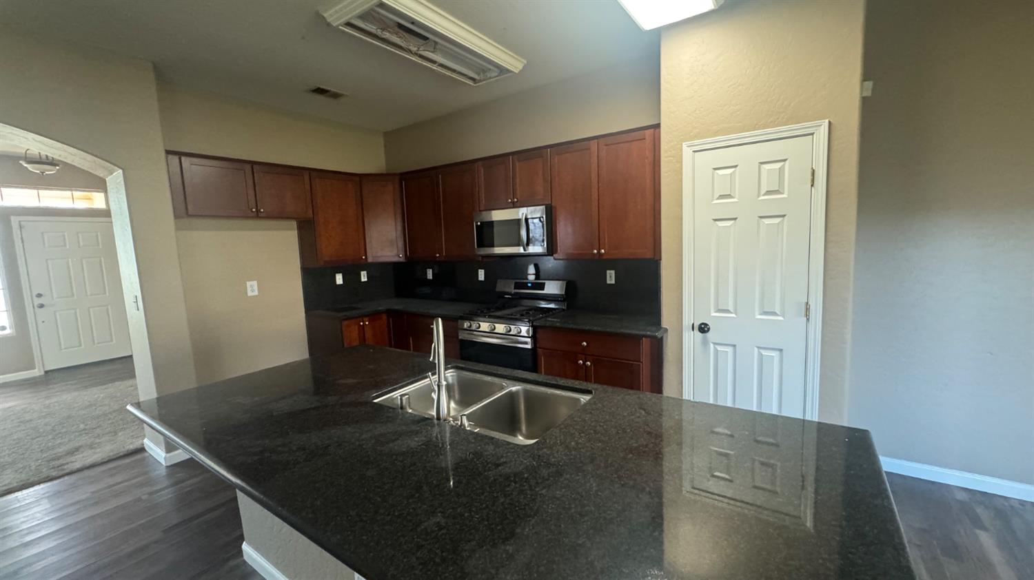 1936 W Heather Lane, Hanford, CA, 93230