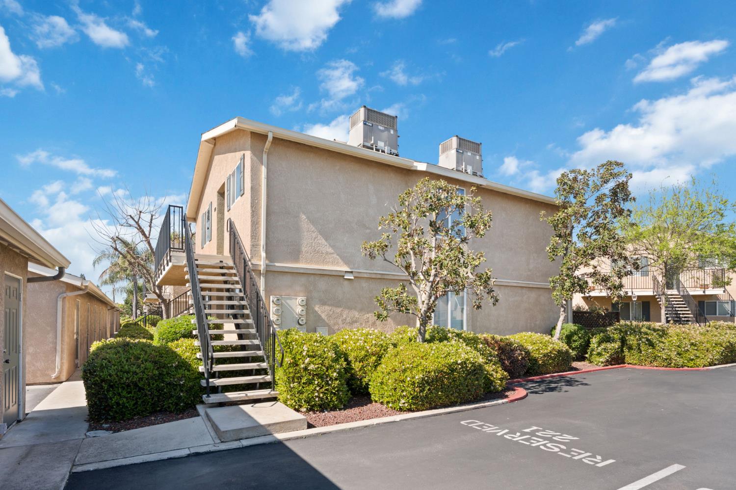 Townhouse in Fresno - photo 3