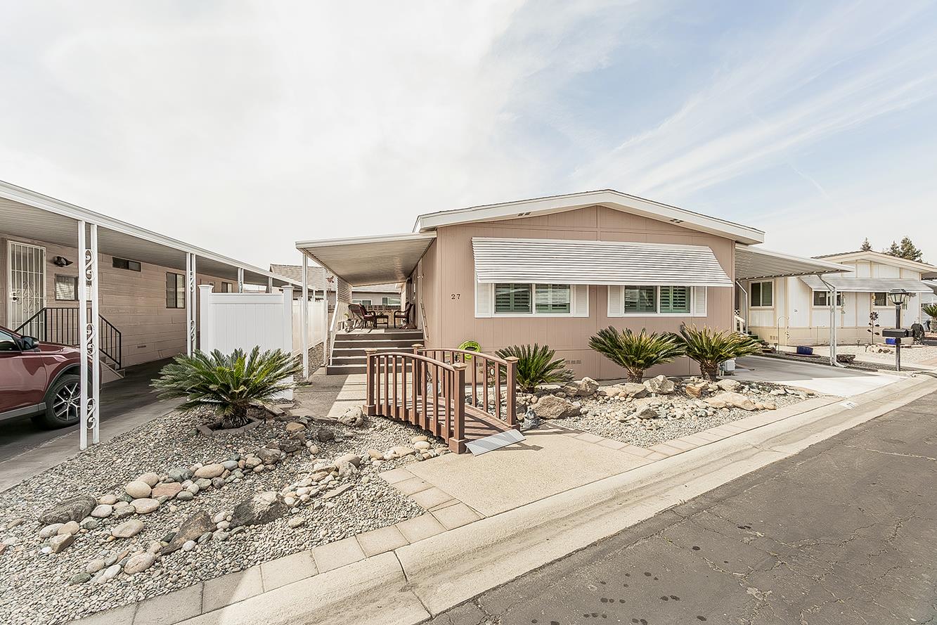 Mobile Home in Sanger - photo 2