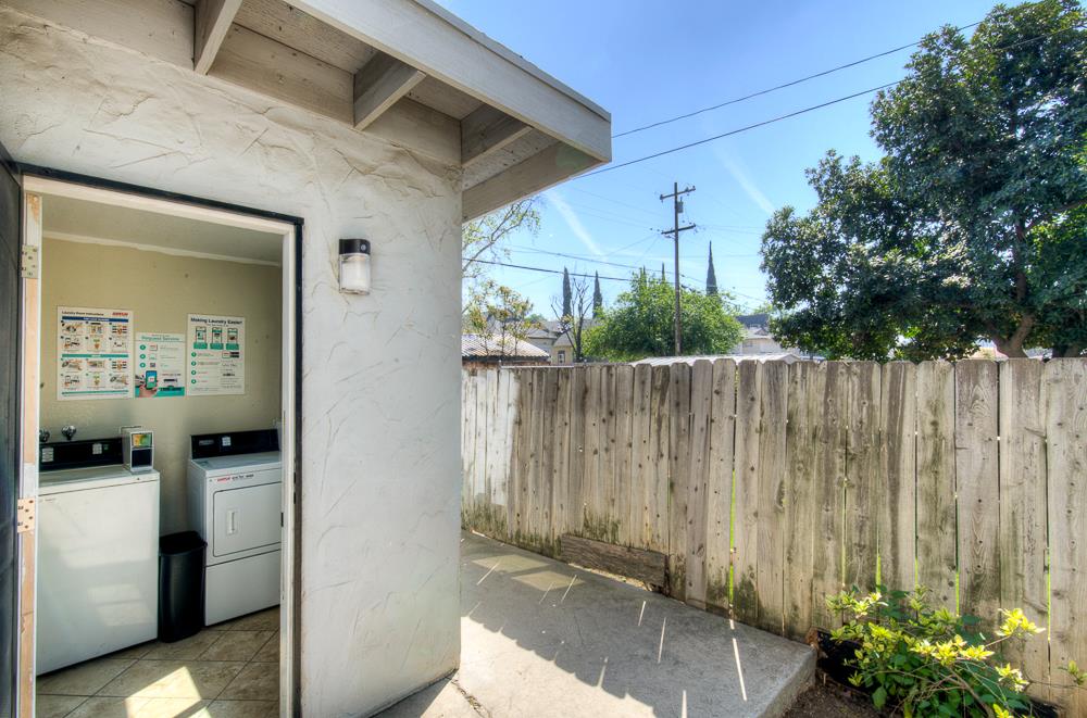 402 N Poplar Avenue, Fresno, CA, 93701