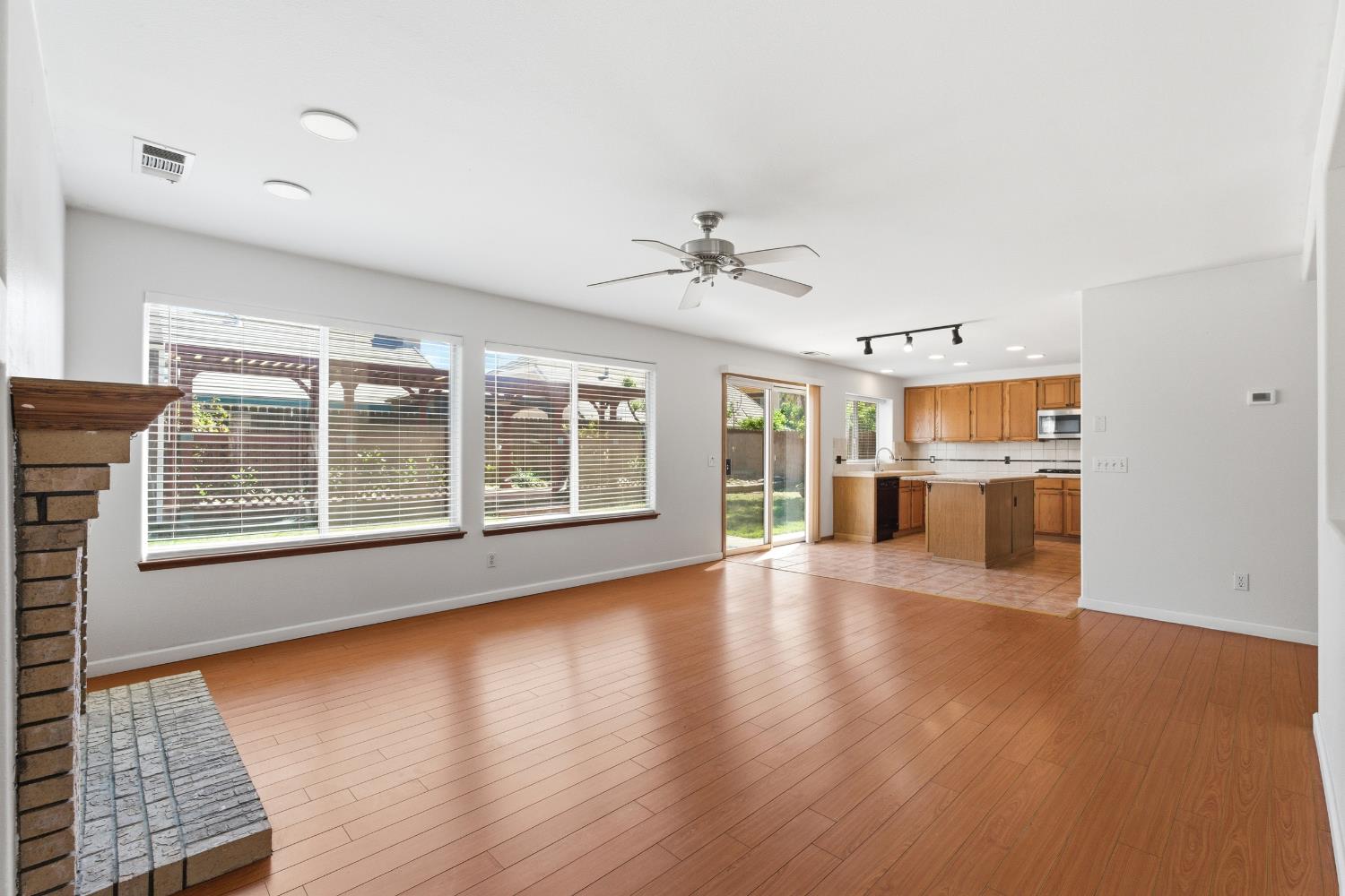 865 Mckelvy Avenue, Clovis, CA, 93611