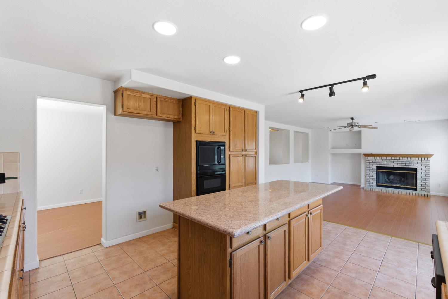 865 Mckelvy Avenue, Clovis, CA, 93611