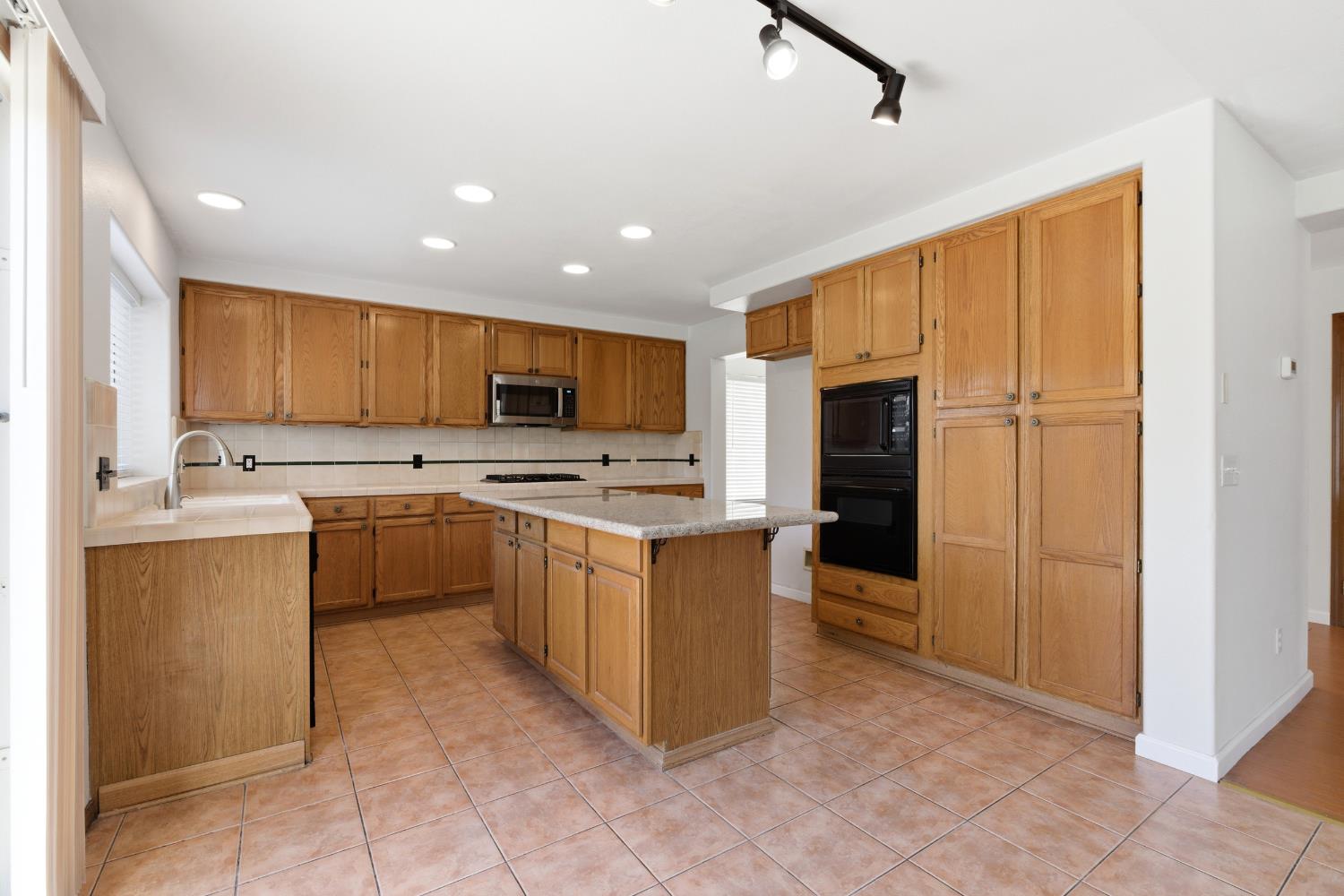 865 Mckelvy Avenue, Clovis, CA, 93611