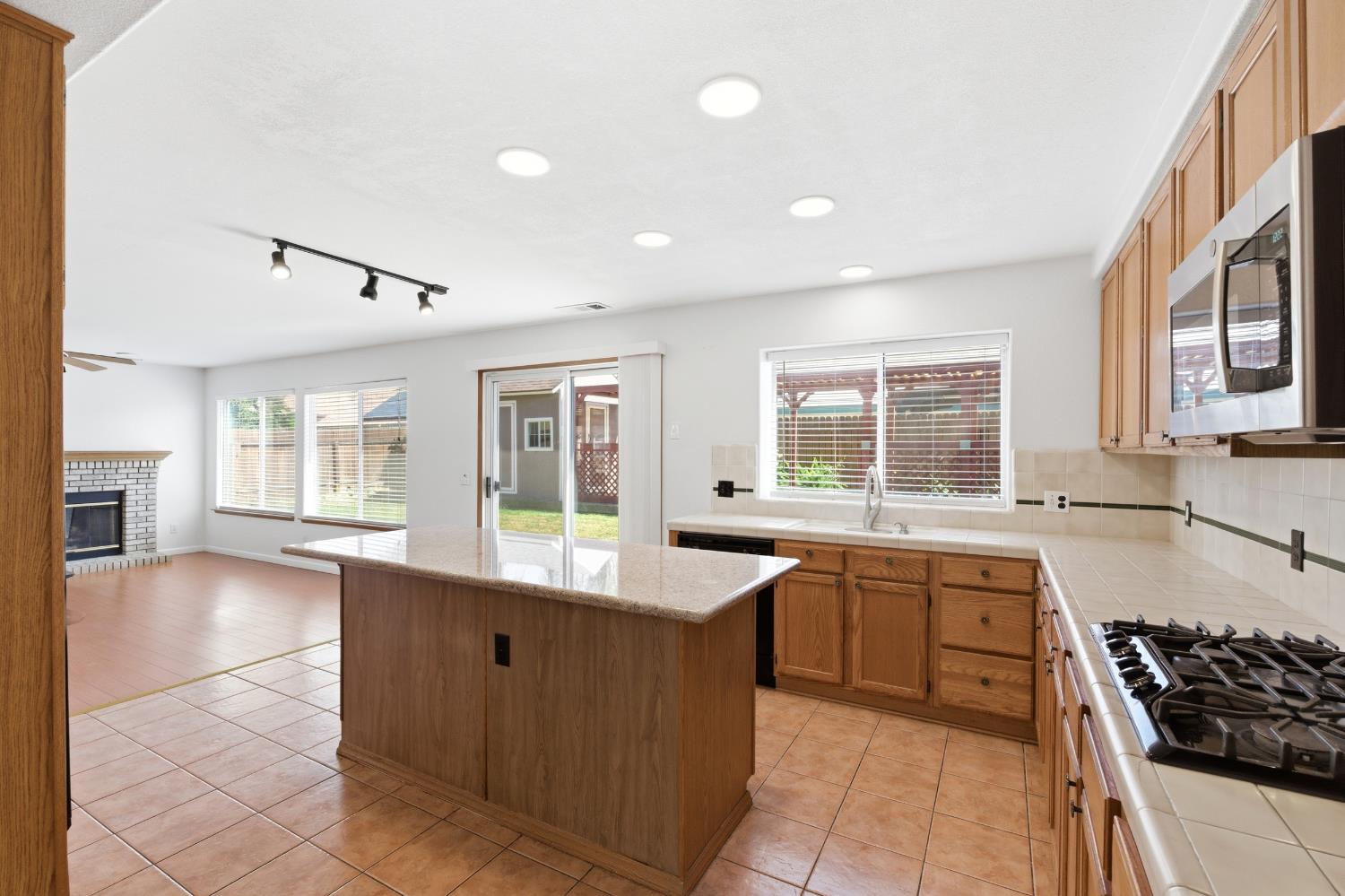 865 Mckelvy Avenue, Clovis, CA, 93611