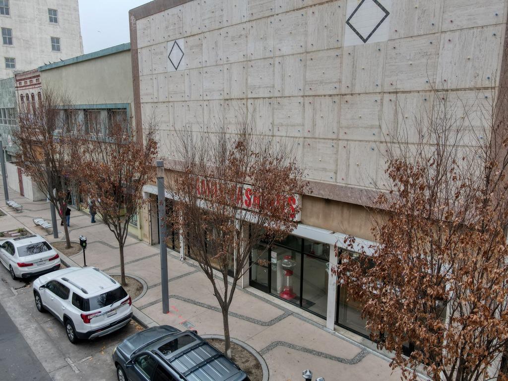 Commercial in Fresno - photo 2