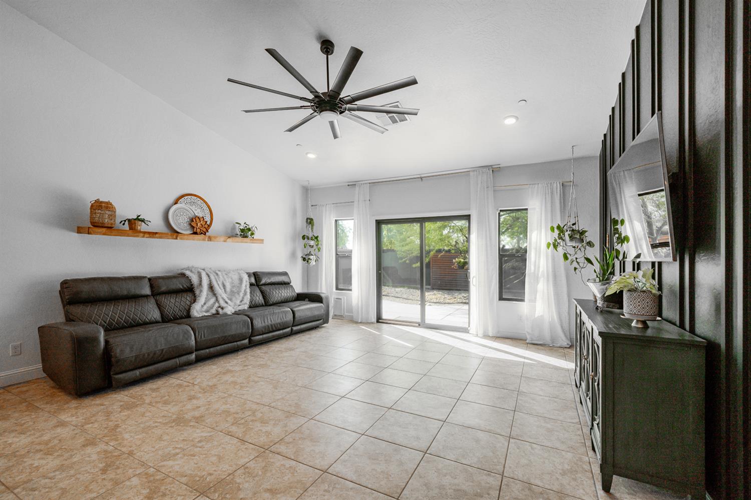 2027 W Babcock Avenue, Visalia, CA, 93291