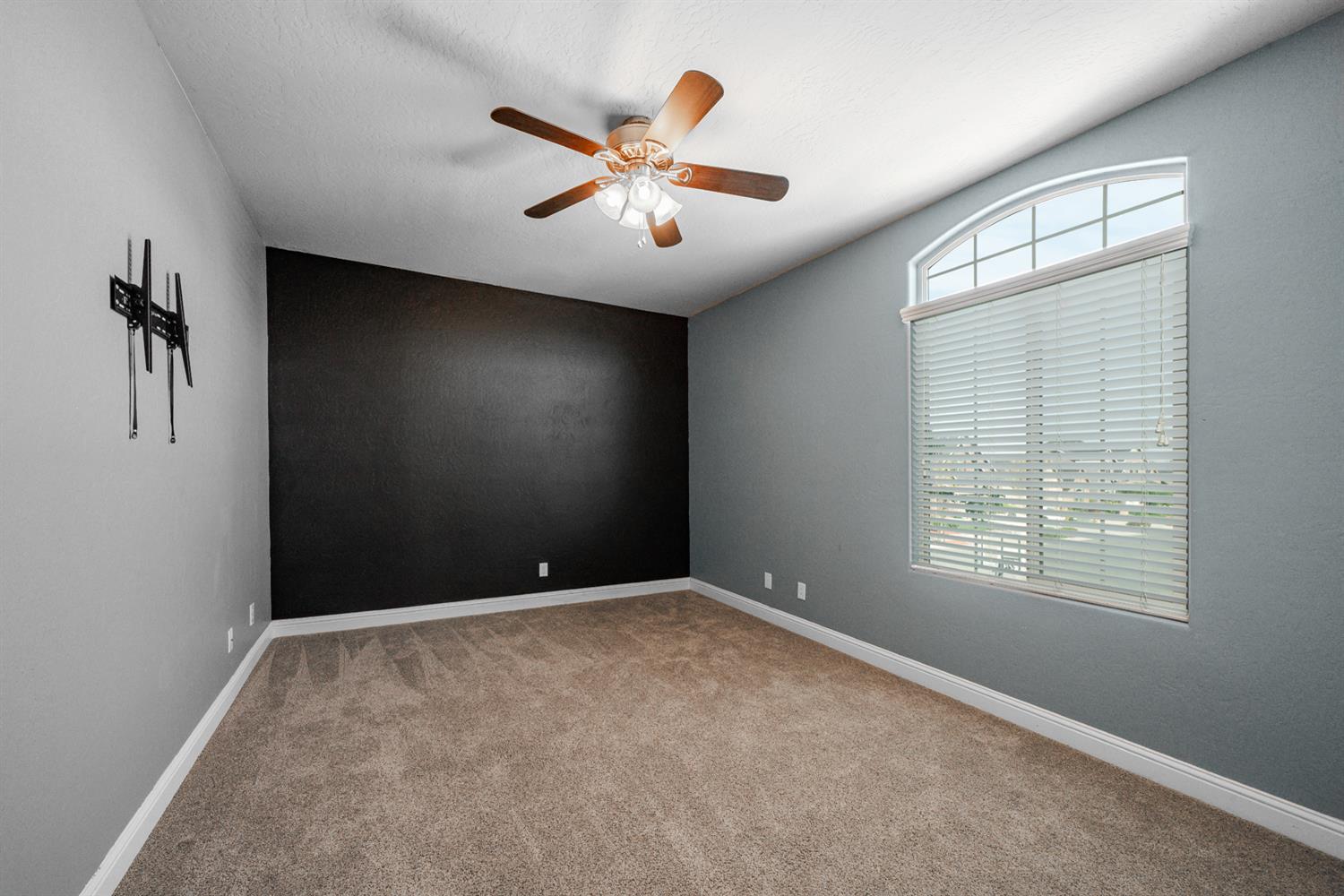 2027 W Babcock Avenue, Visalia, CA, 93291