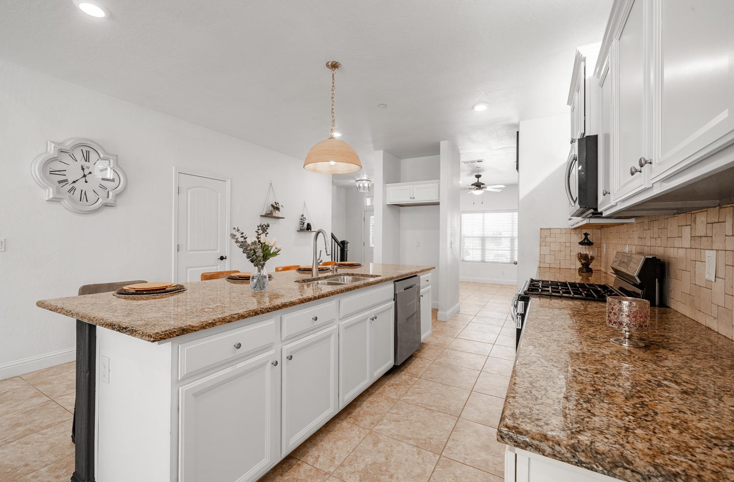 2027 W Babcock Avenue, Visalia, CA, 93291