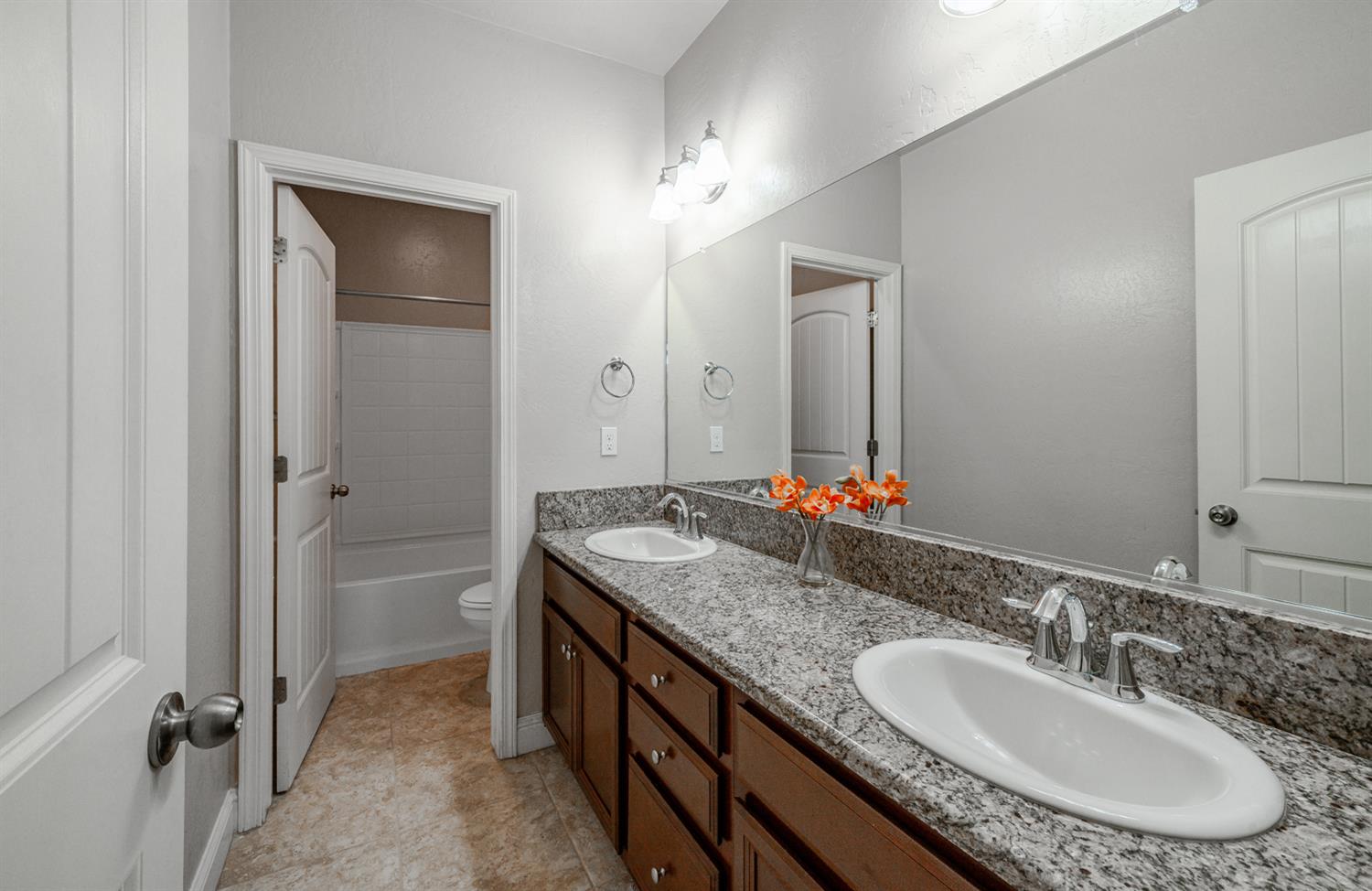 2027 W Babcock Avenue, Visalia, CA, 93291