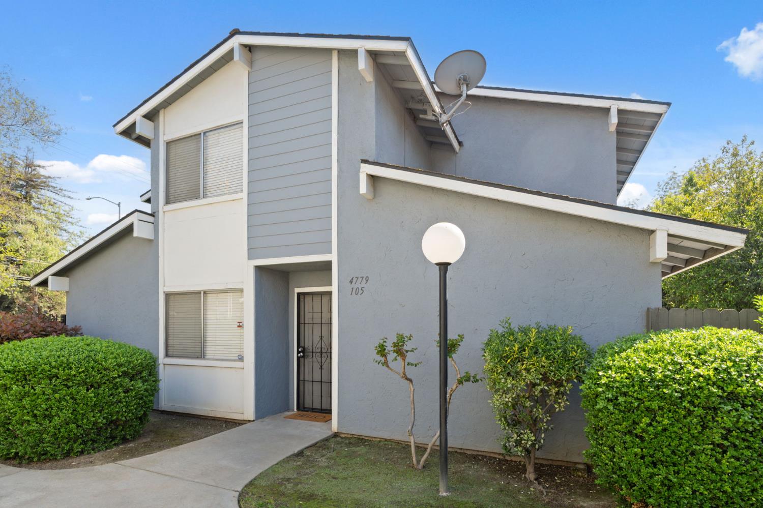 Townhouse in Fresno - photo 3