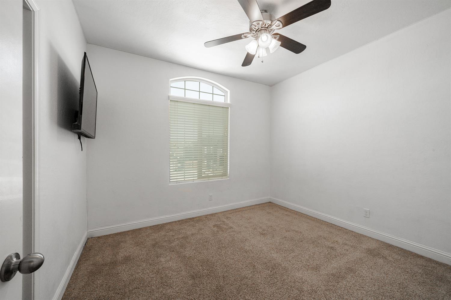 2027 W Babcock Avenue, Visalia, CA, 93291