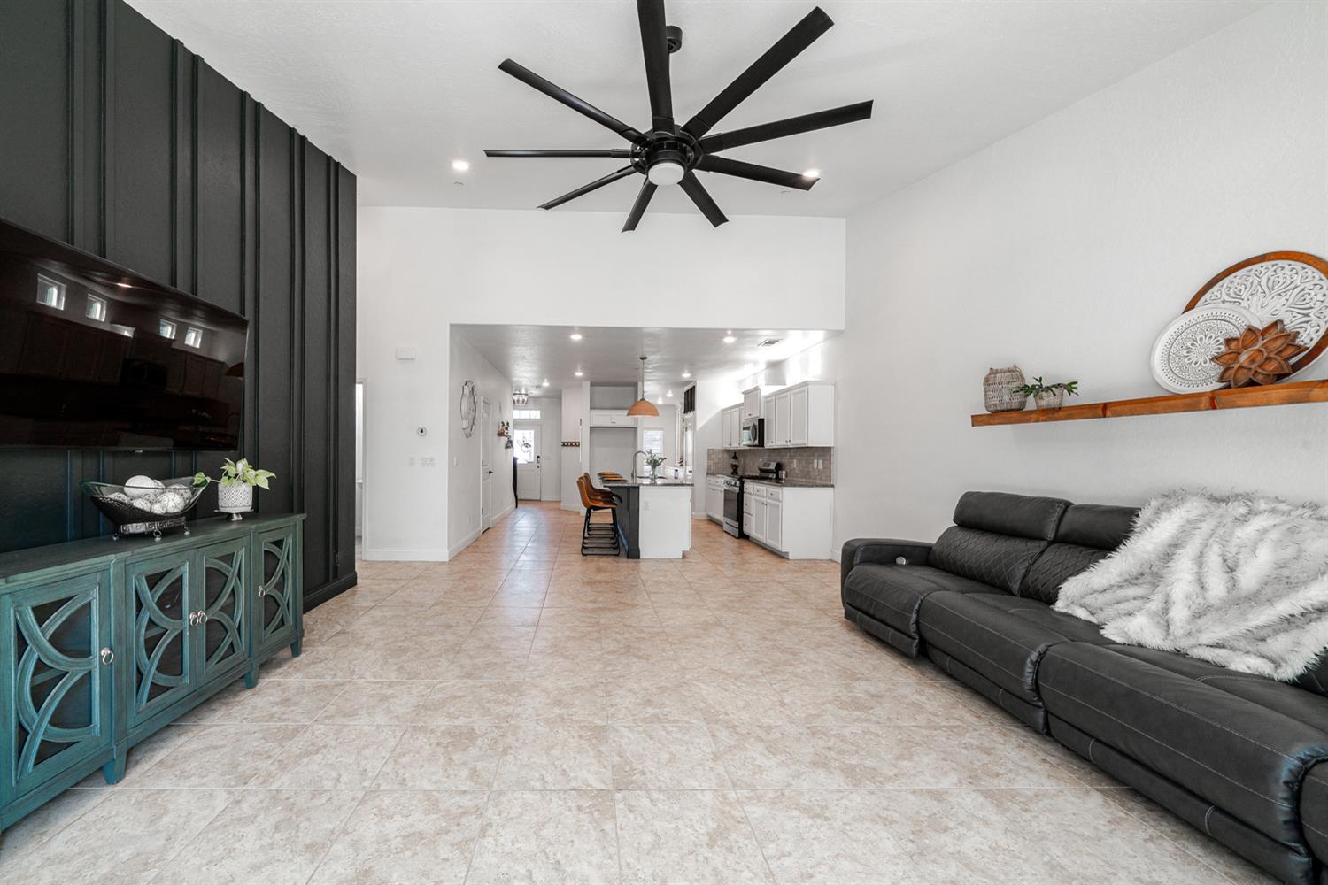 2027 W Babcock Avenue, Visalia, CA, 93291