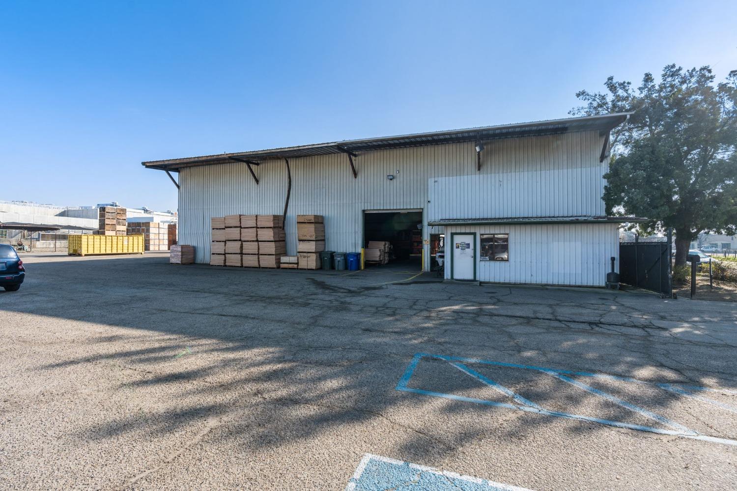 Commercial in Sanger - photo 3