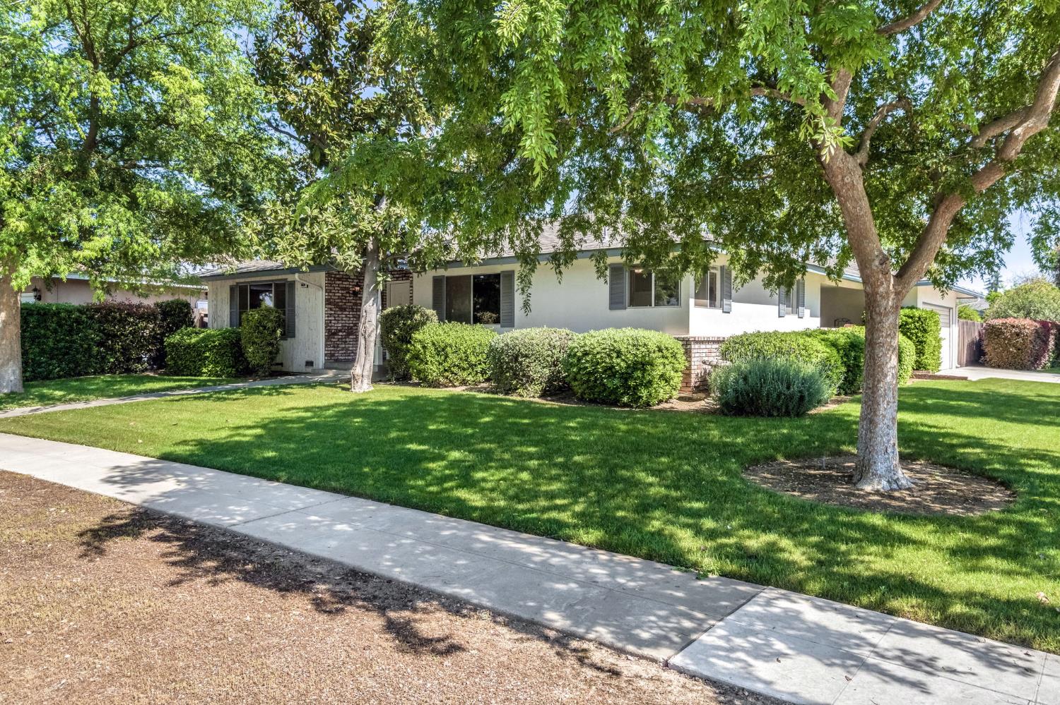 <p>Fresno-Clovis Featured listings</p>