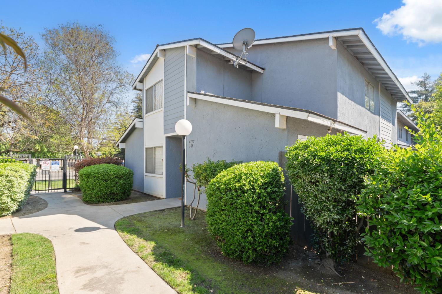 Townhouse in Fresno - photo 2