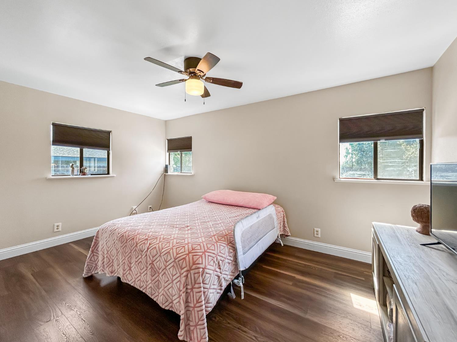 560 W Stuart Avenue, Clovis, CA, 93612