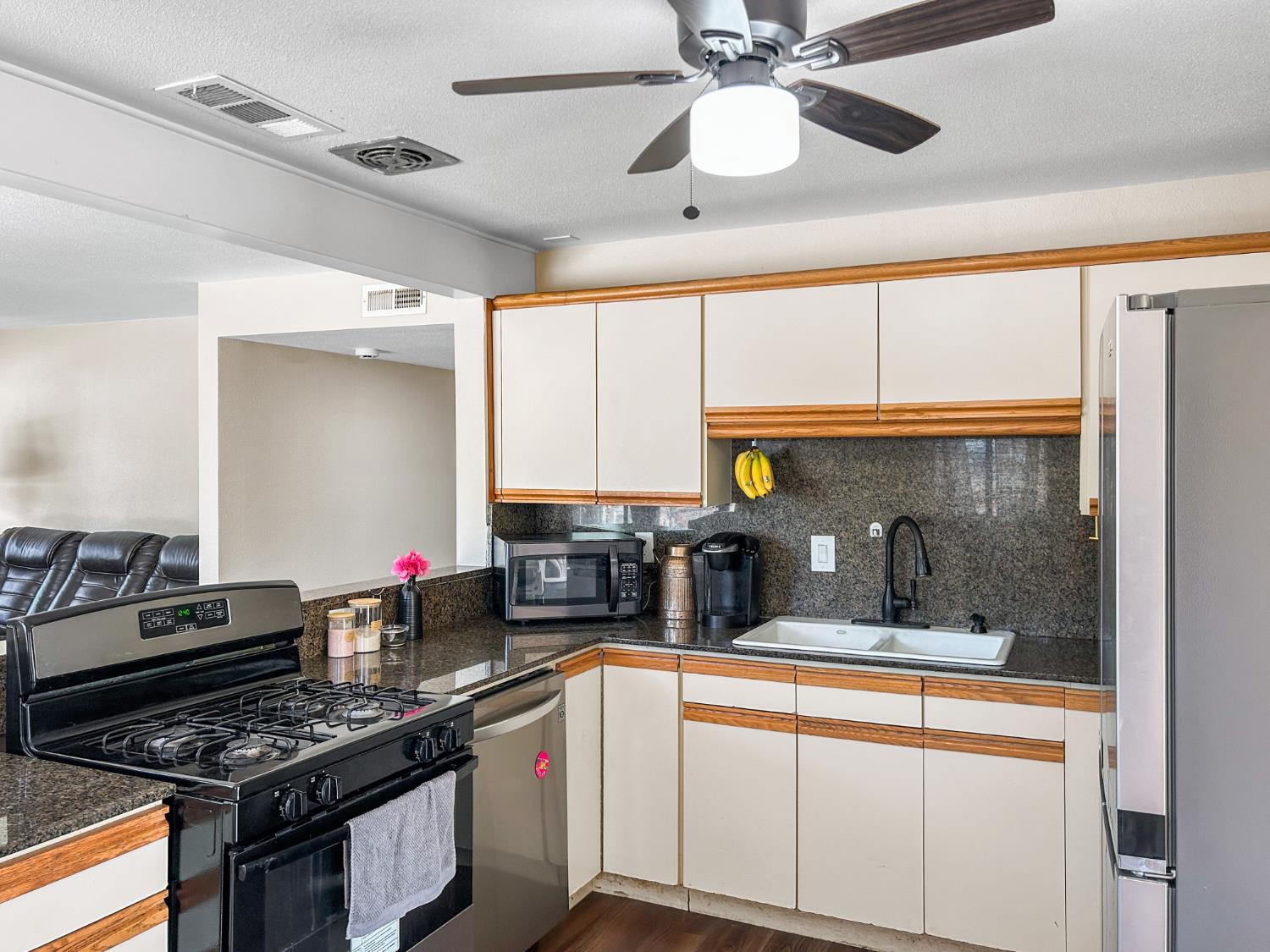 560 W Stuart Avenue, Clovis, CA, 93612