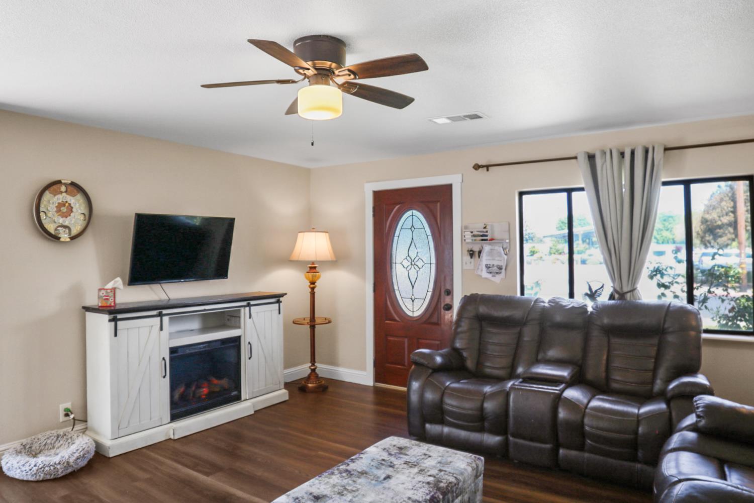 560 W Stuart Avenue, Clovis, CA, 93612