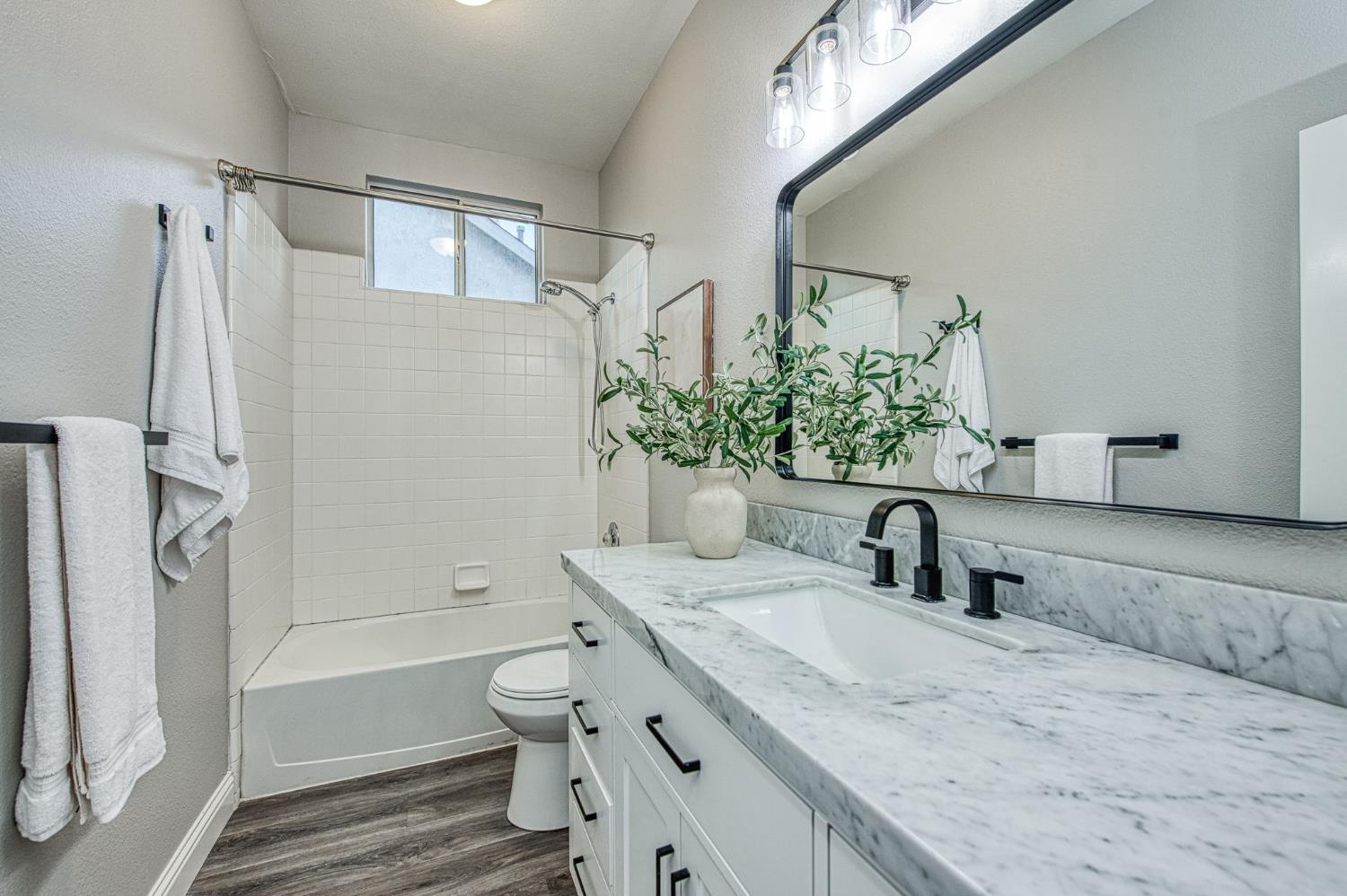 9882 N Meridian Avenue, Fresno, CA, 93720