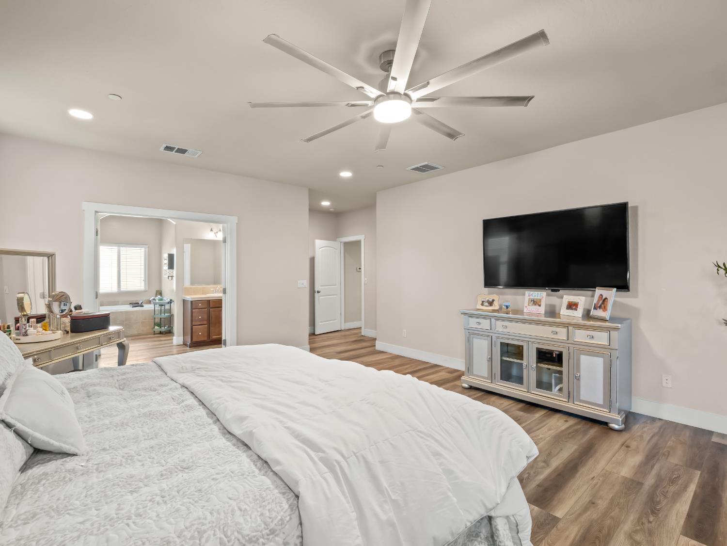 6878 W Alana Drive W, Fresno, CA, 93722