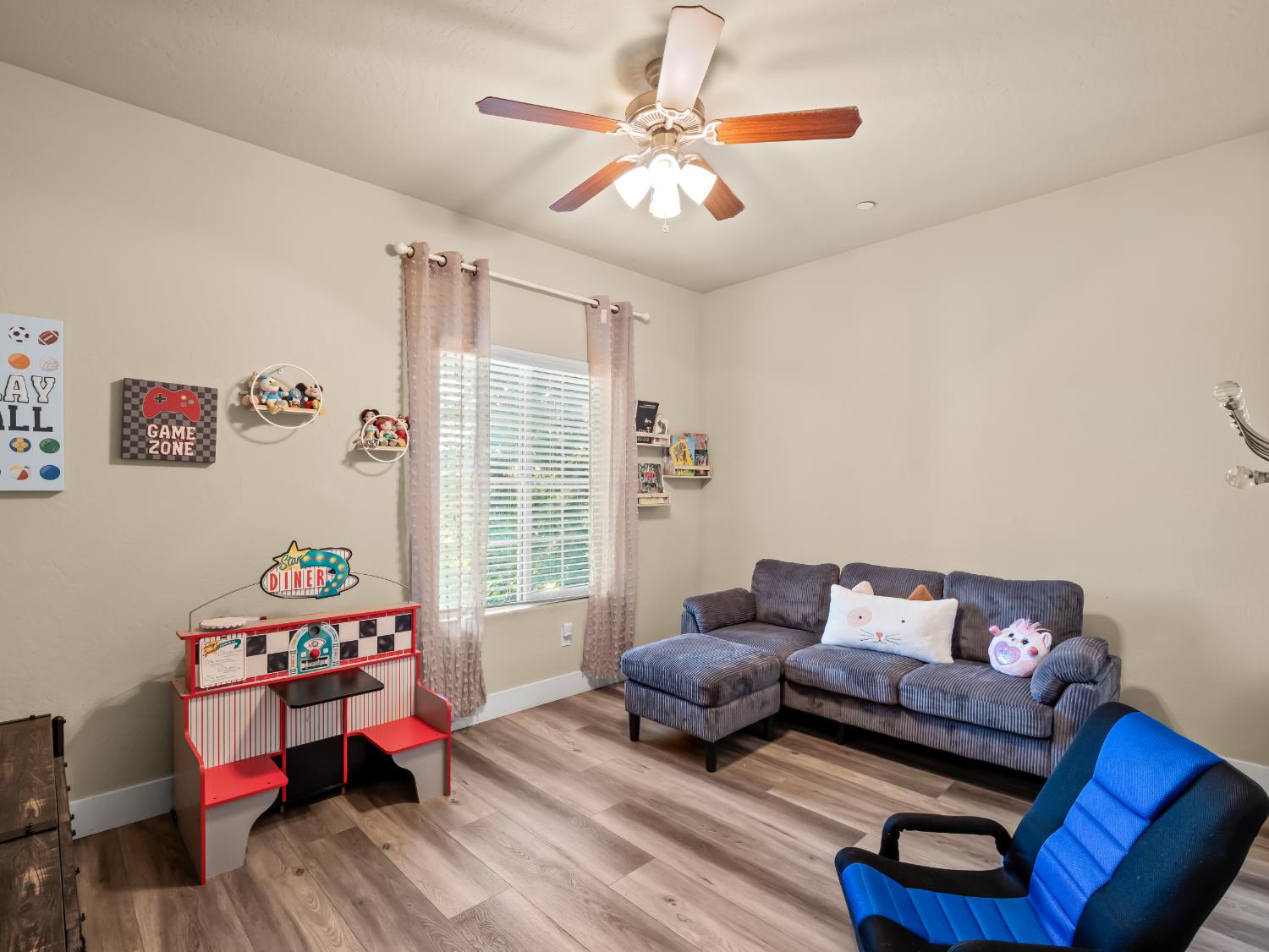 6878 W Alana Drive W, Fresno, CA, 93722