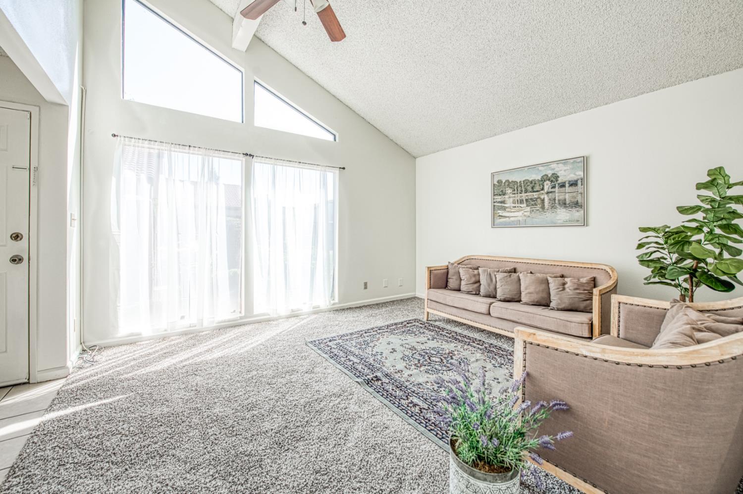 Condo in Fresno - photo 2