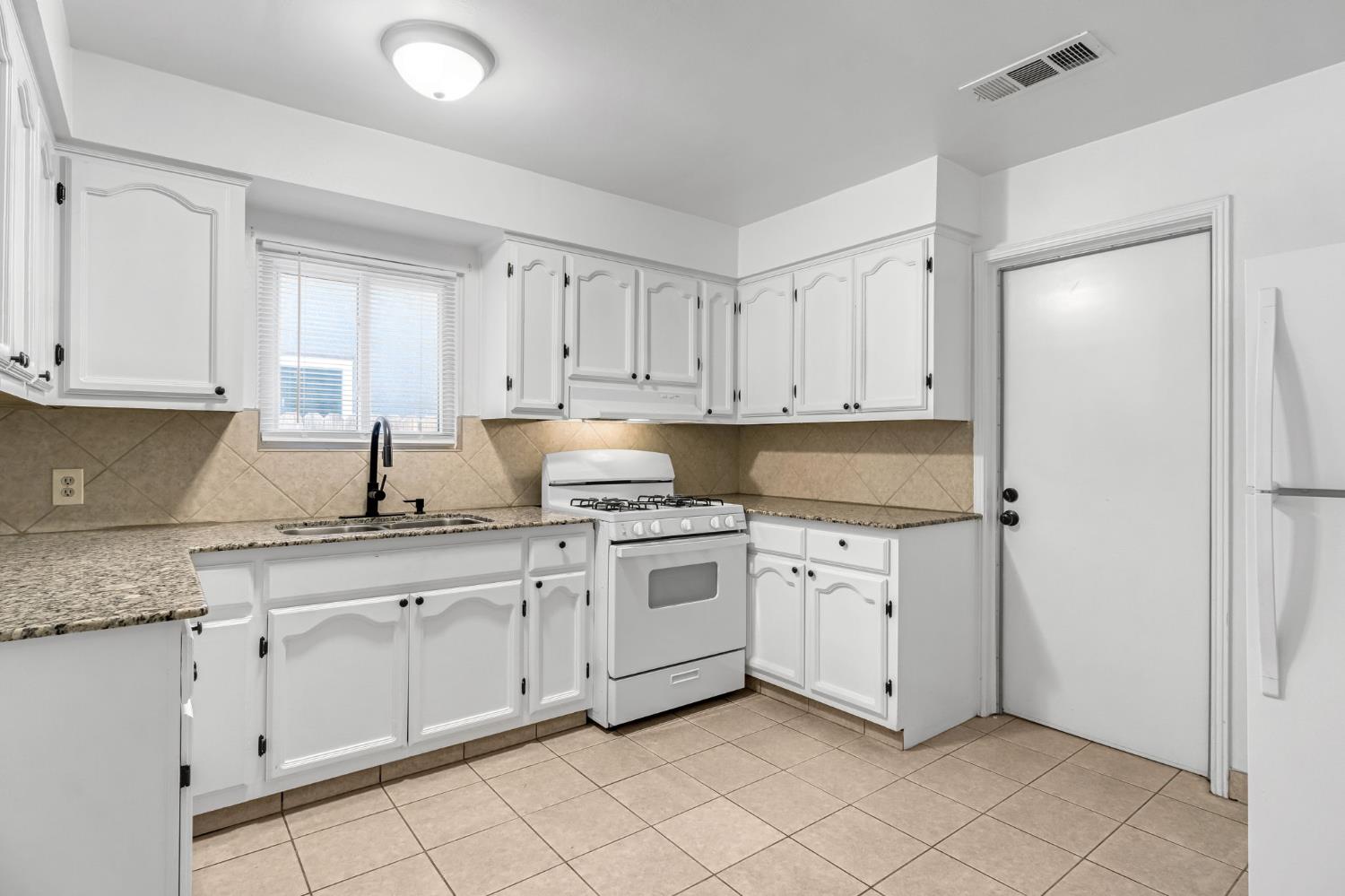 4033 E Brentwood Avenue, Fresno, CA, 93703