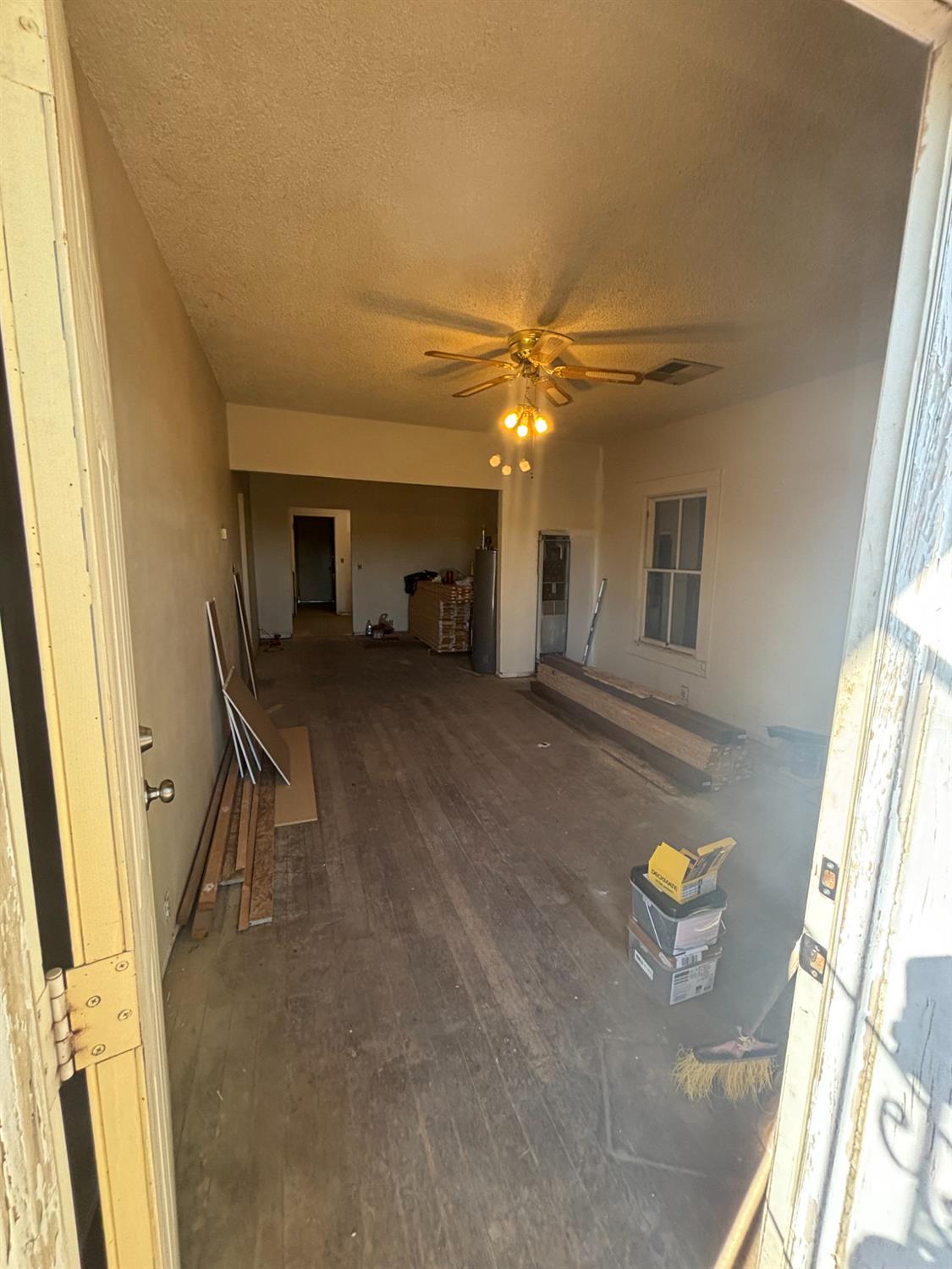 Single Family in Avenal - photo 2