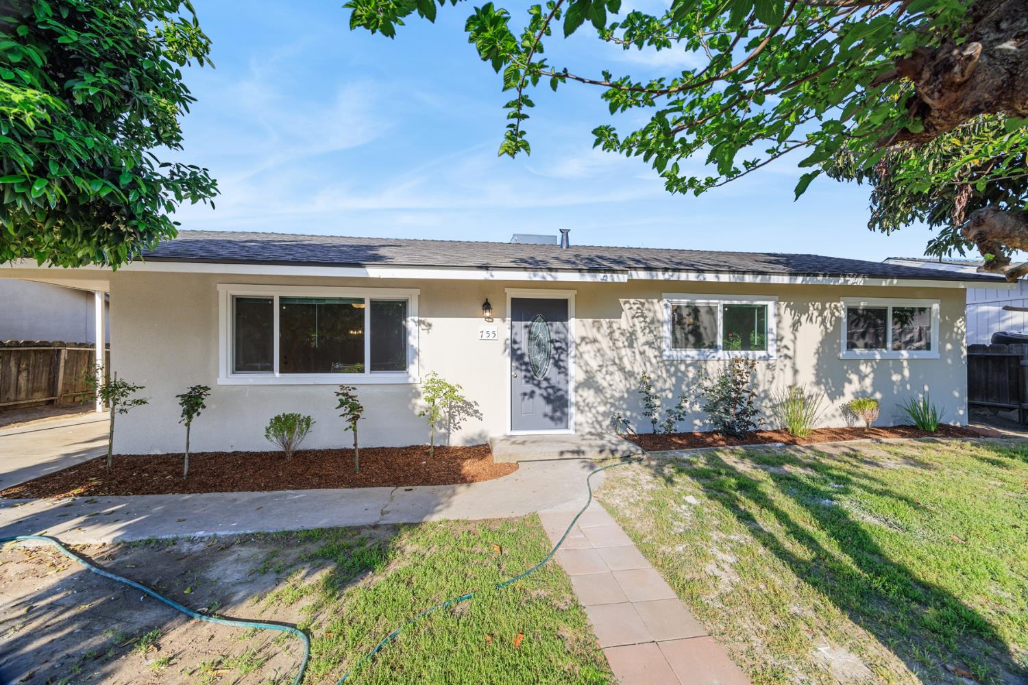 Single Family in Parlier - main photo