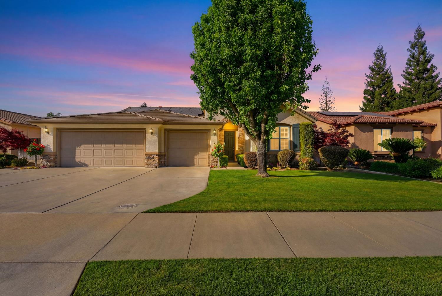 Single Family in Kingsburg - main photo