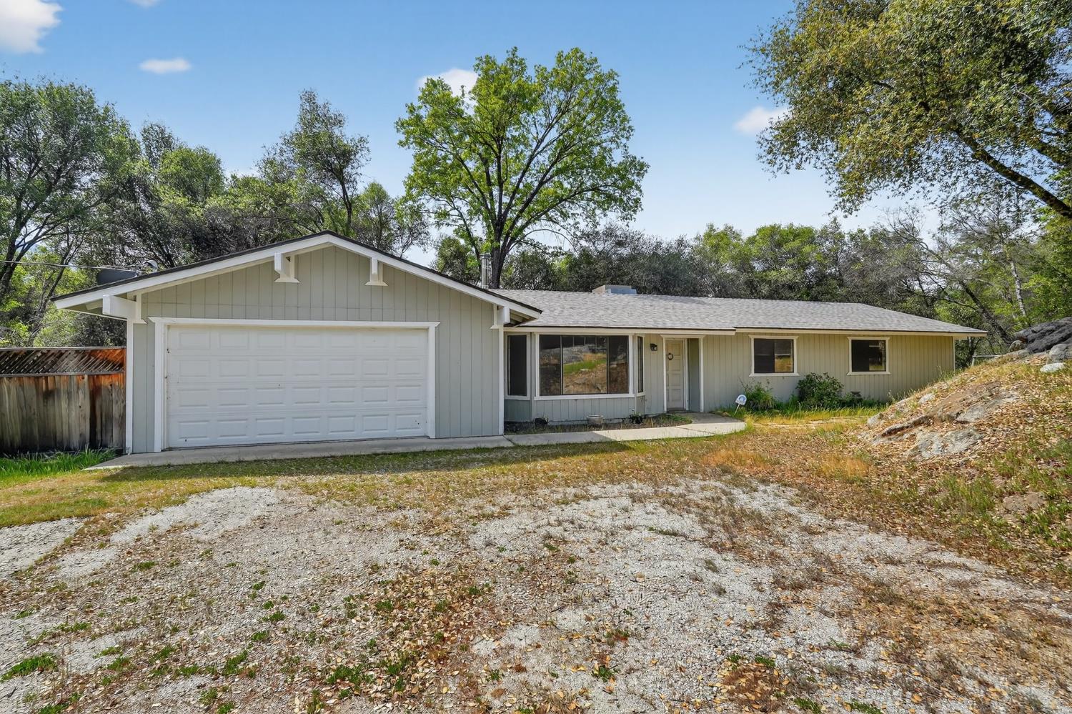 Single Family in Oakhurst - photo 2