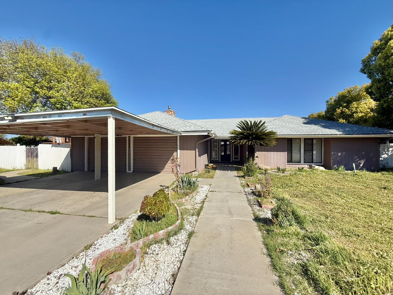 Single Family in Fresno - photo 2