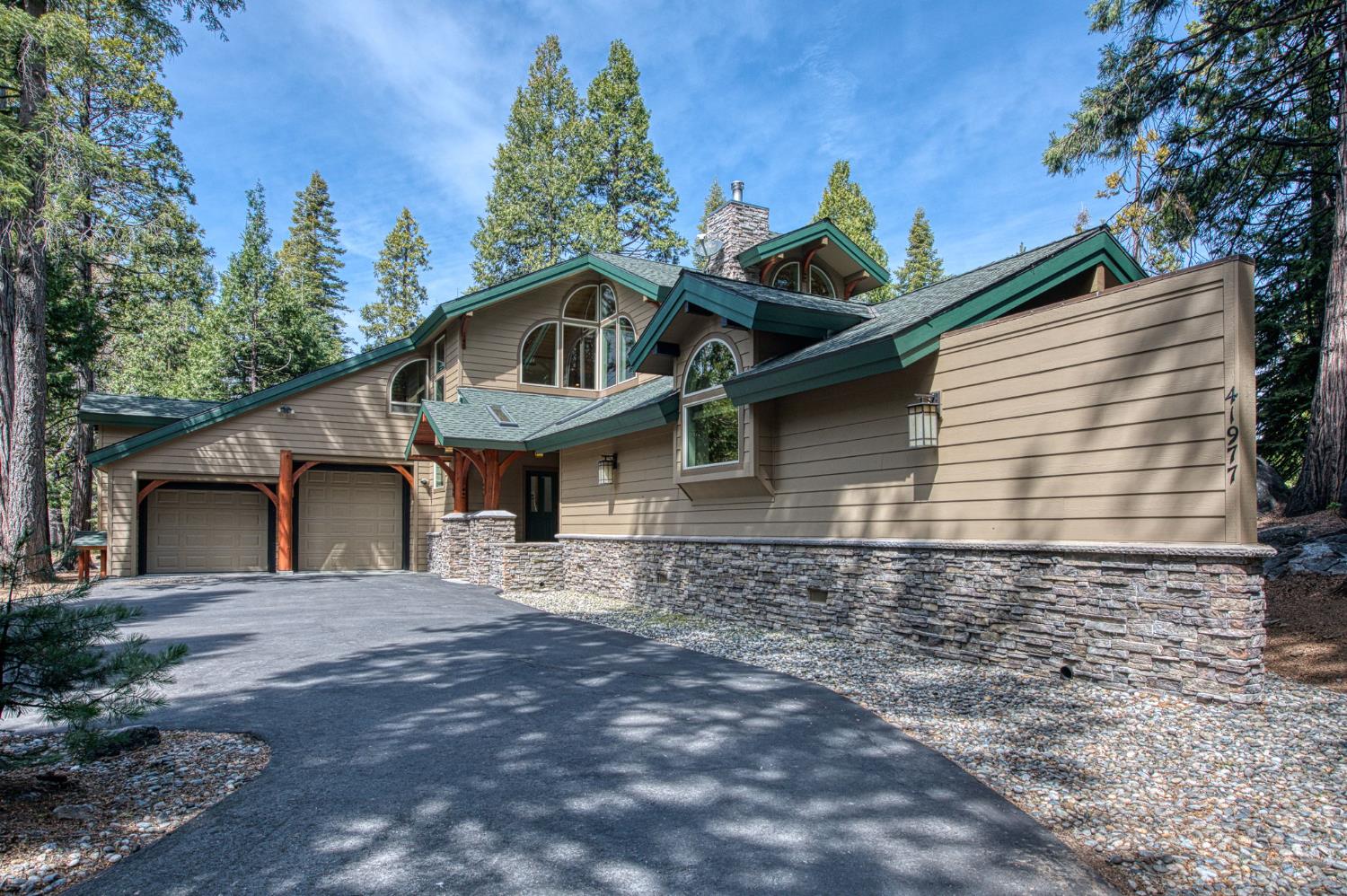 Single Family in Shaver Lake - photo 2
