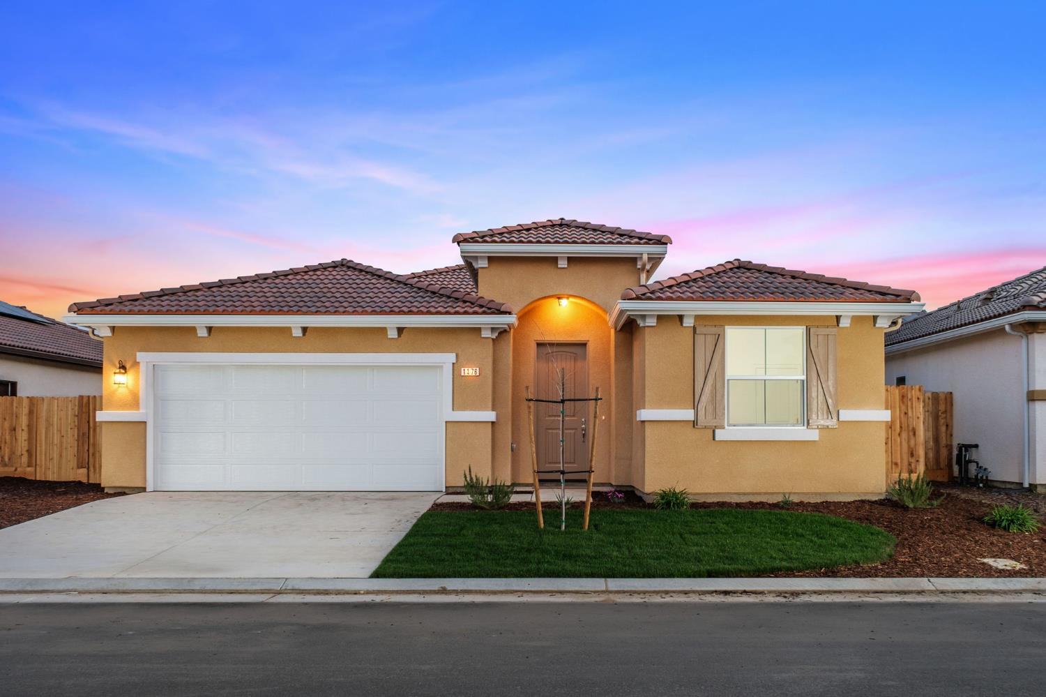 1476 Crimson Way, Dinuba CA 93618