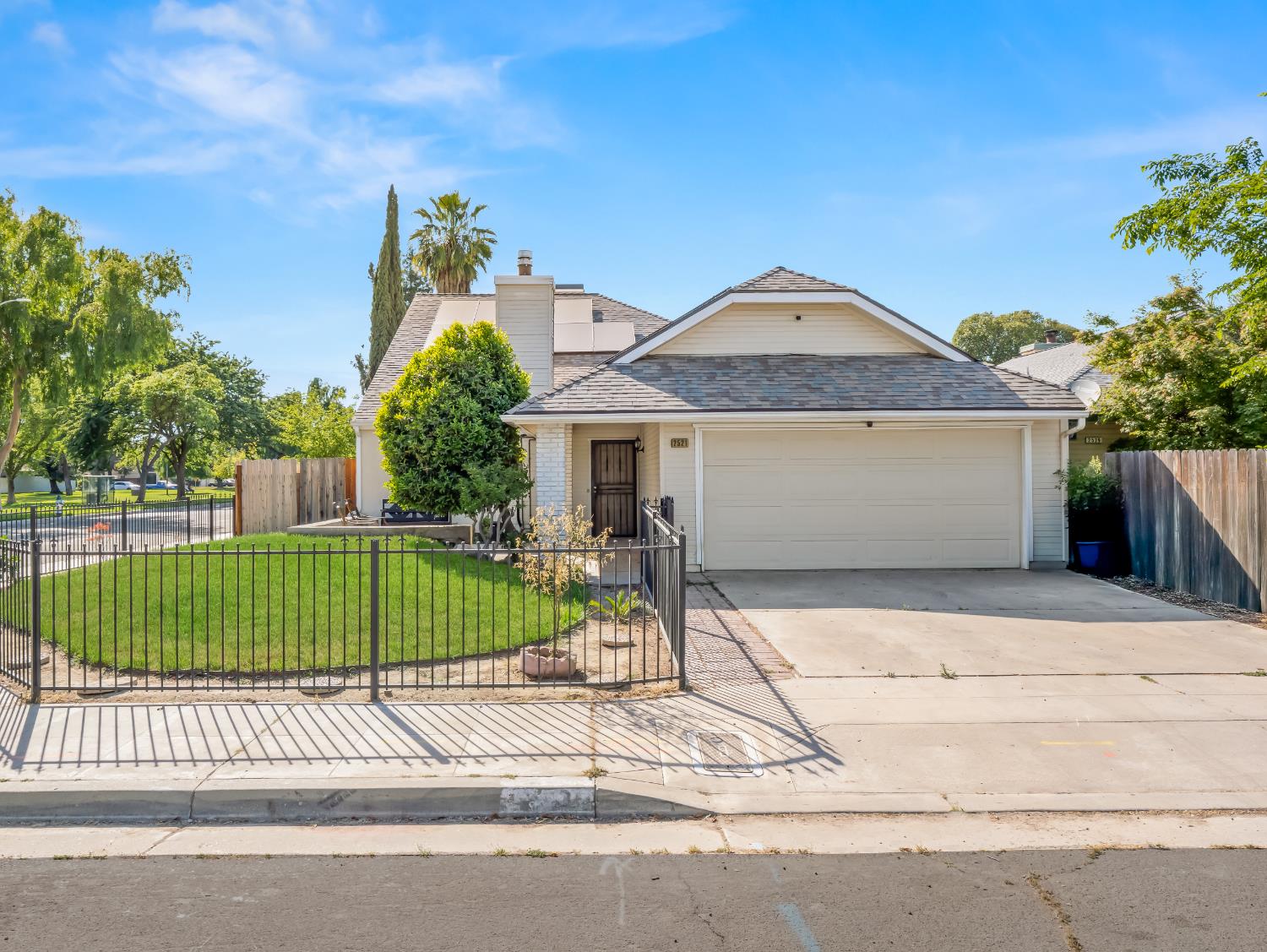 Single Family in Fresno - photo 2