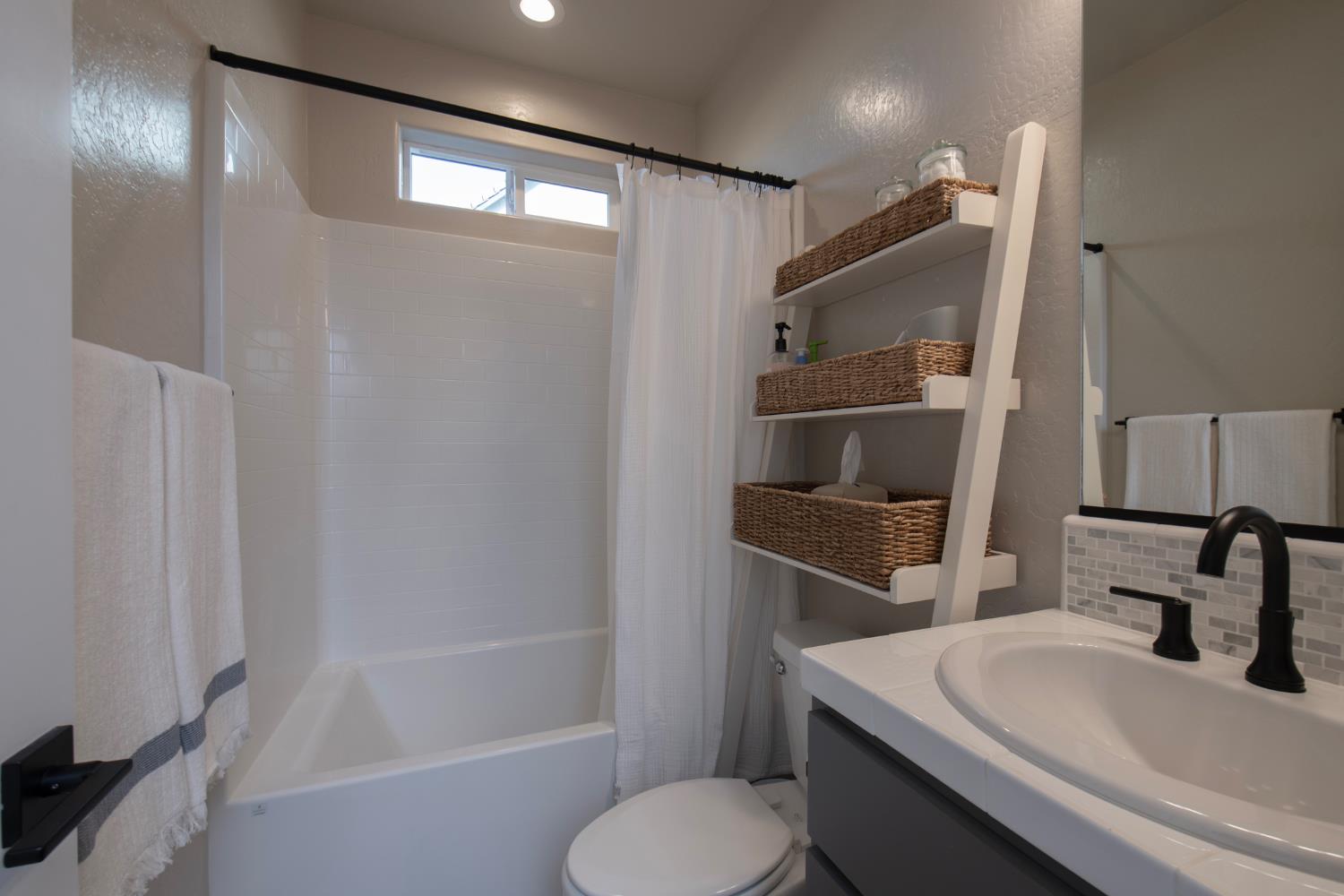 998 Ponderosa Way W, Madera, CA, 93636