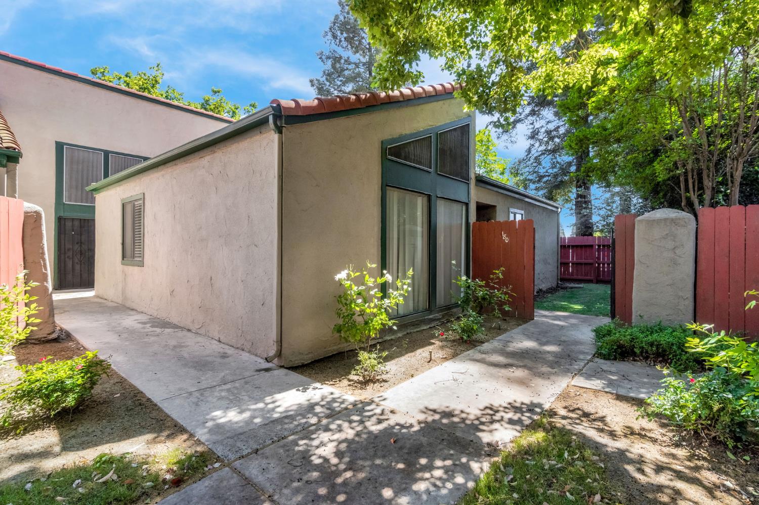 Condo in Fresno - photo 2